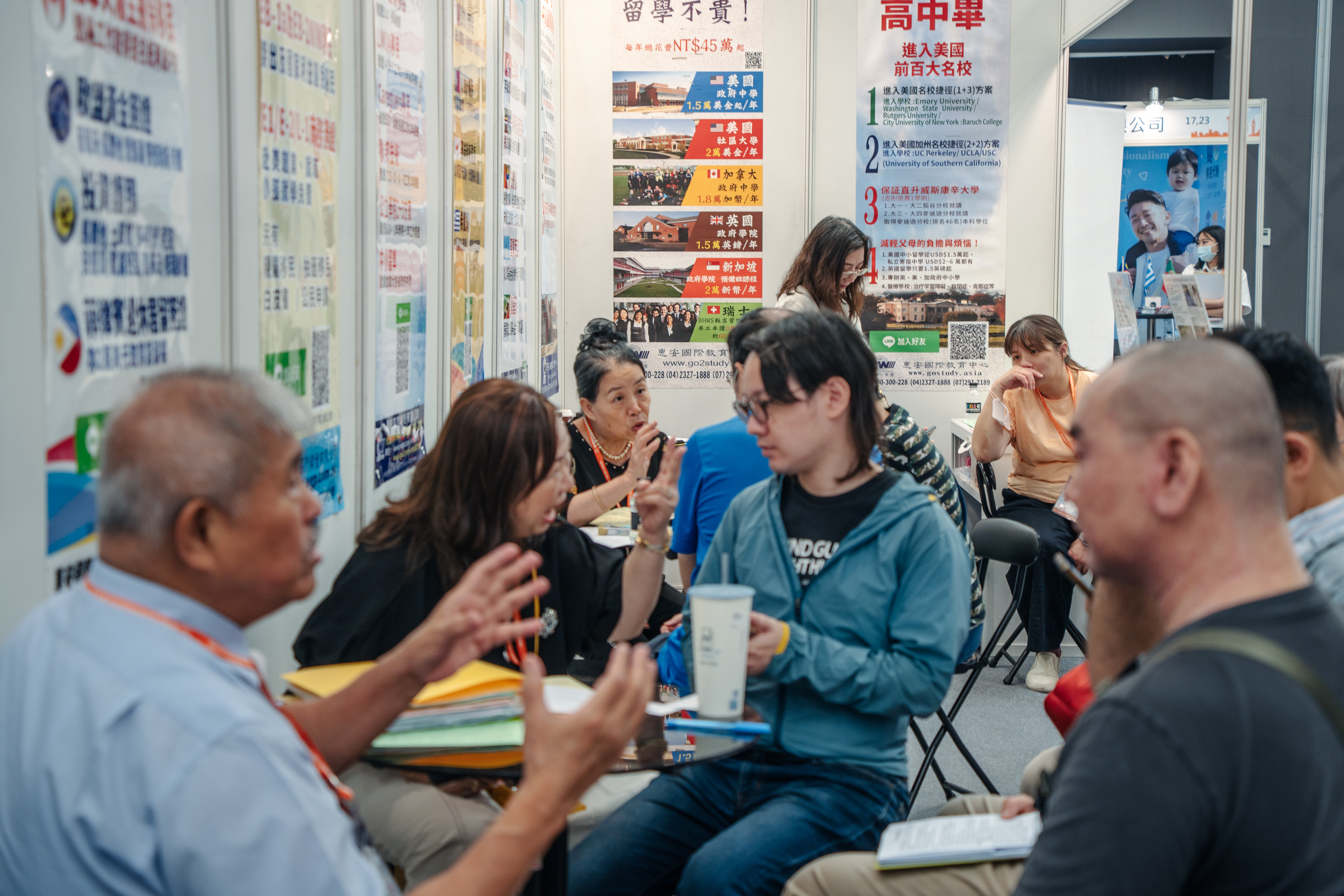 2025年9月，「移民留學投資展」現場聚集了正在觀望、思考要移民到哪個國家的人潮。（攝影／王崴漢）