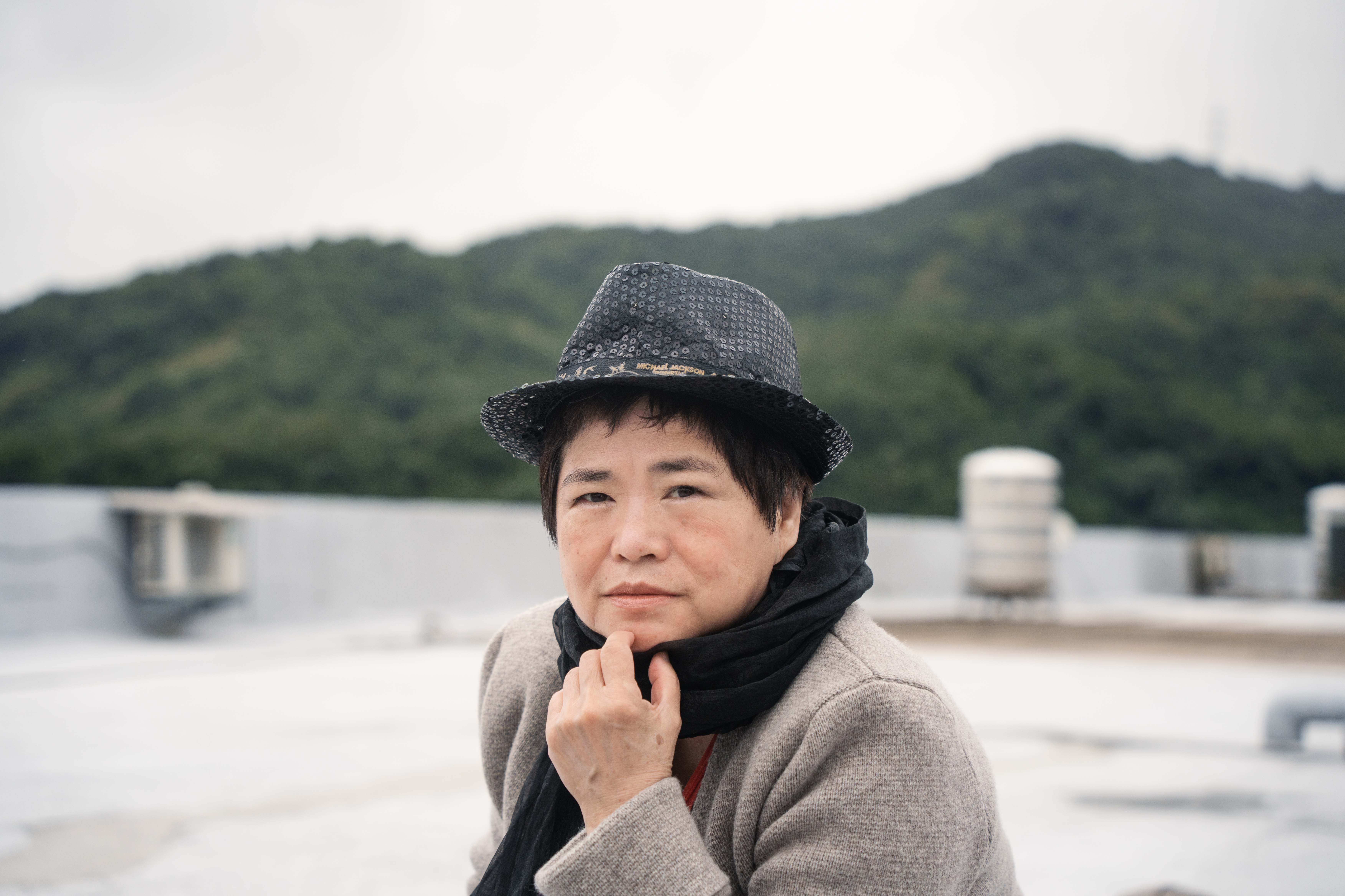 回想14歲的自己，當時的楊索不甘於現狀，憑著一股衝勁踏上火車，尋覓人生更多的可能性。（攝影／王崴漢）