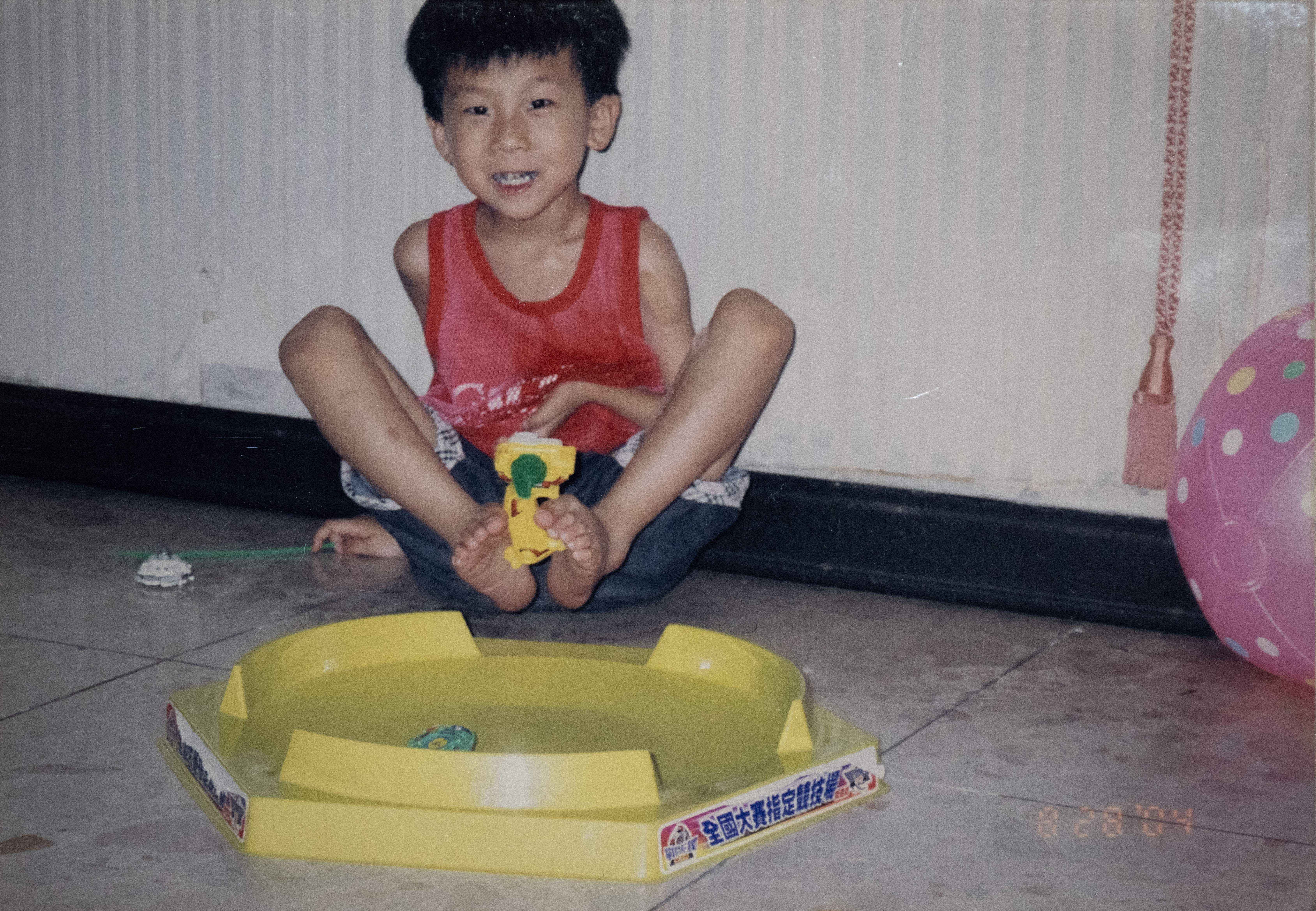 方振宇從不自我設限,好比童年時期玩戰鬥陀螺,就算父母也不曉得單手怎麼弄,他還是能摸出一種玩法。(翻拍/楊子磊)