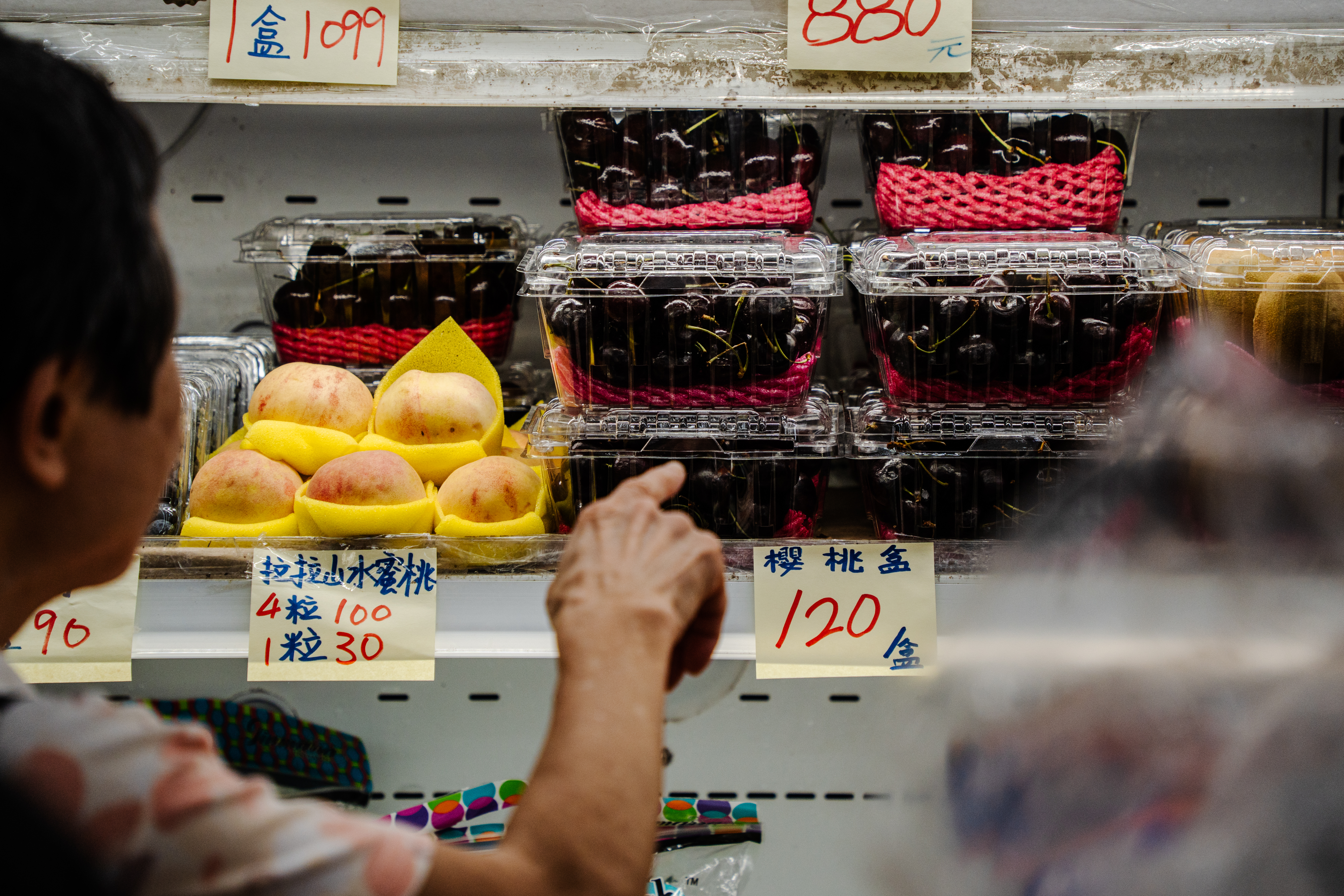 2025年8月,在台北的一家水果店,每盒櫻桃售價為120元。(攝影/王崴漢)