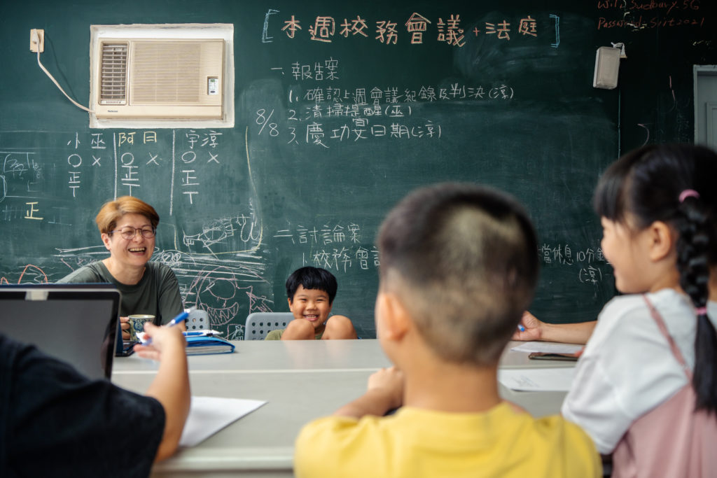 台灣瑟谷實驗教育機構每週舉行校務會議,由職員帶領學生討論校內事務。(攝影/王崴漢)