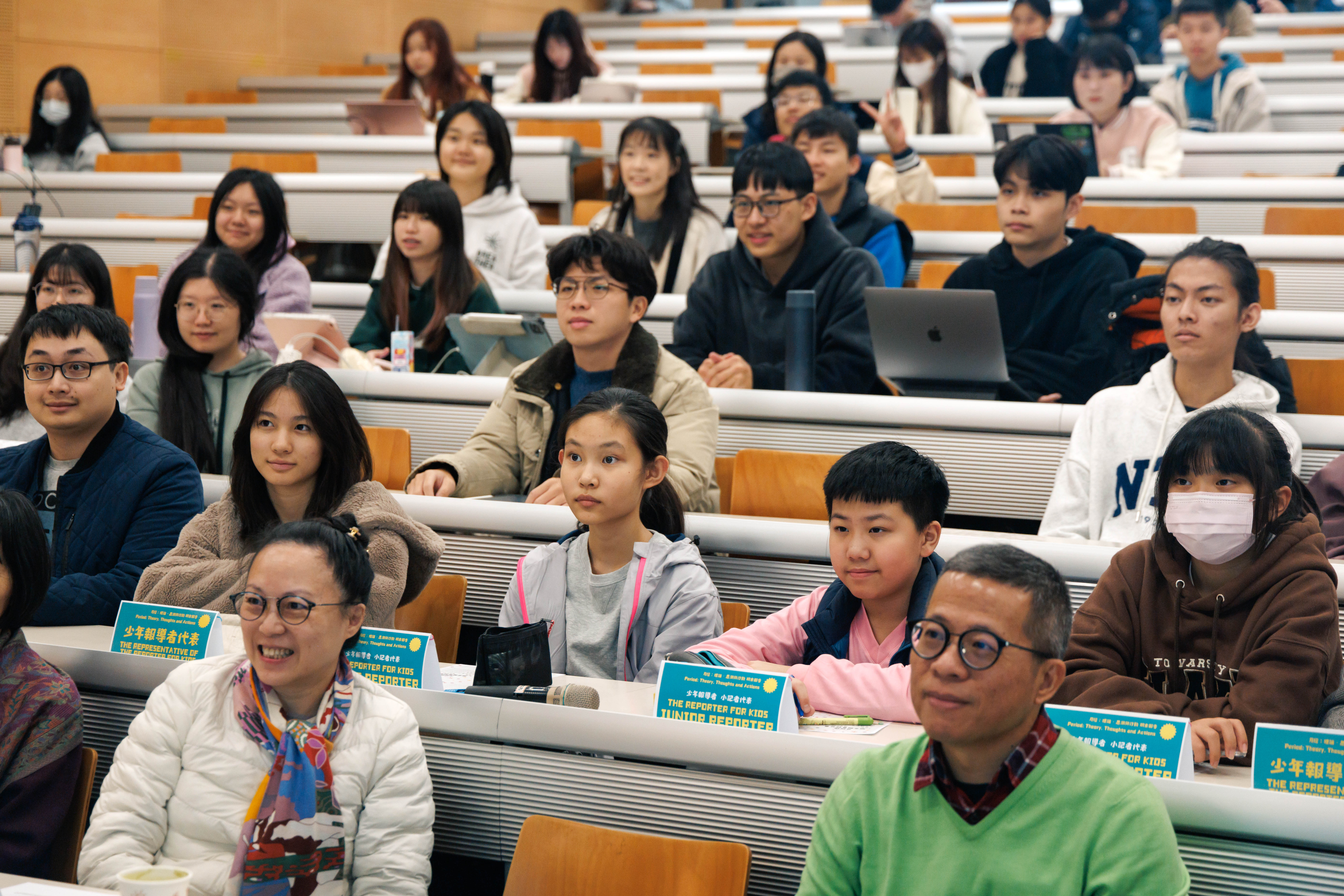 芳和實中4名同學走進台大月經通識課堂,與台大醫學系教授、婦產科醫師黃韻如(前排左)等教師一同擔任大學生的期末報告評審。(攝影/鄭宇辰)