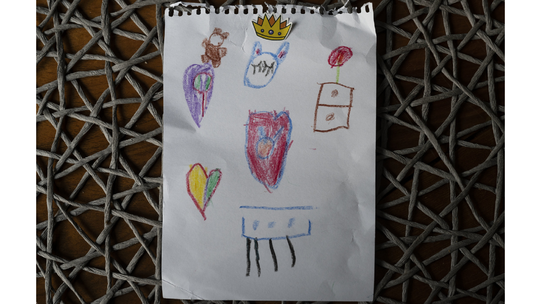 羅曼紐克（Agata Romaniuk）的家中有一幅圖畫，是她接待的烏克蘭家庭中一個6歲的女孩迪娜（Dina）所畫，畫中有許多她在這個屋子裡認識的事物。迪娜與母親如今已啟程前往丹麥的哥本哈根。（攝影／楊子磊）