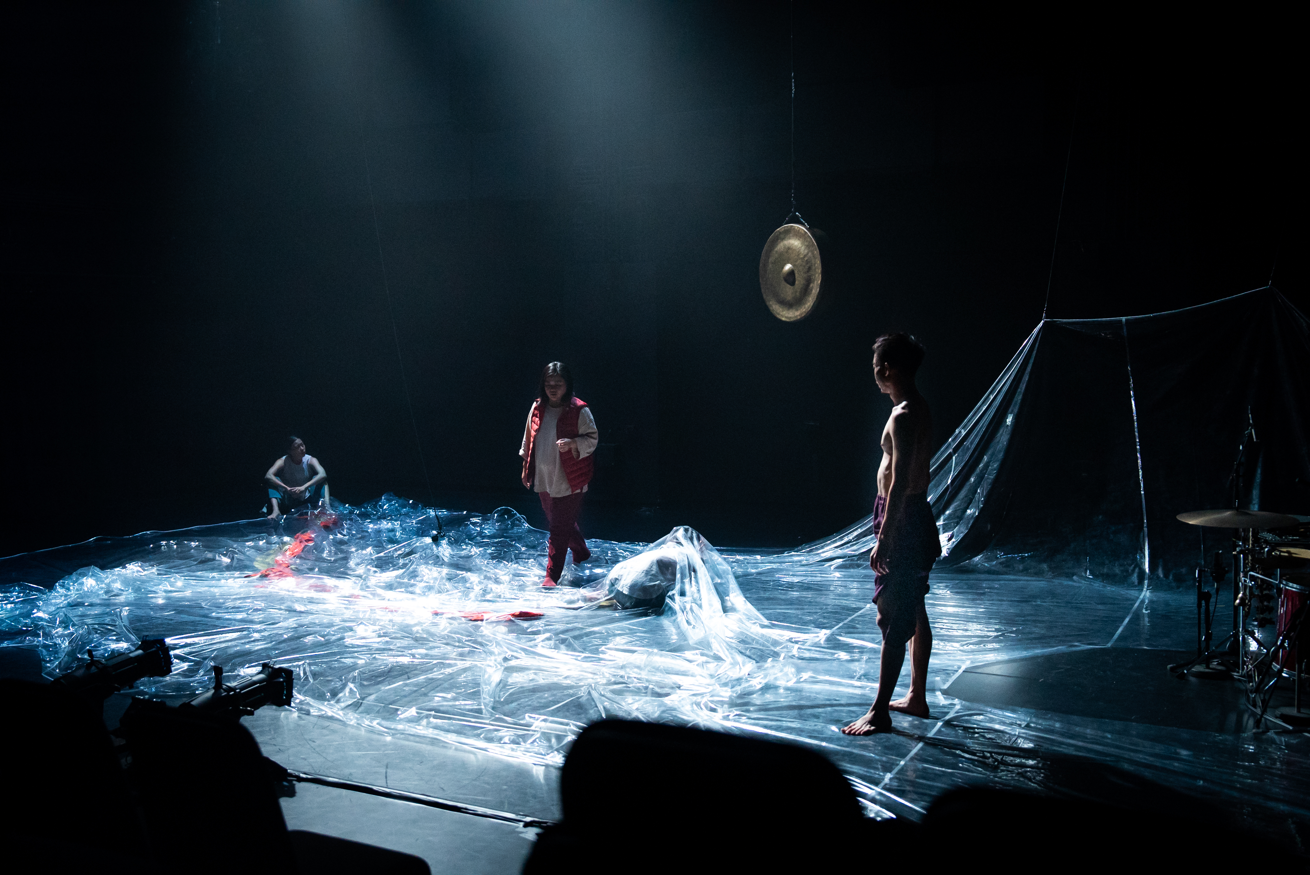 編舞家林宜瑾正在彩排現場調整《島嶼恍惚》表演的細節。（攝影／簡語星）