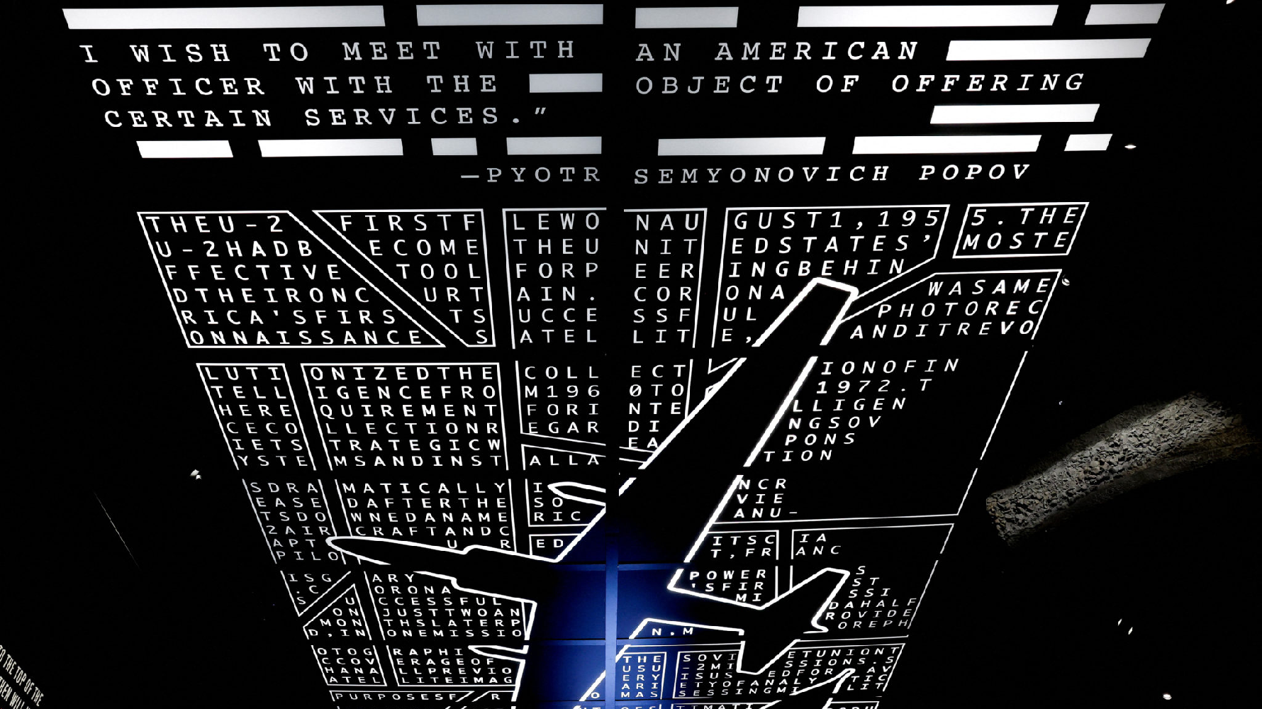 位於美國維吉尼亞州的中央情報局(Central Intelligence Agency)總部內的博物館,裝置陳列了各種情報相關的歷史文物,圖為在天花板上展示的冷戰時期情報員的祕密訊息。(攝影/Reuters/Evelyn Hockstein/達志影像)