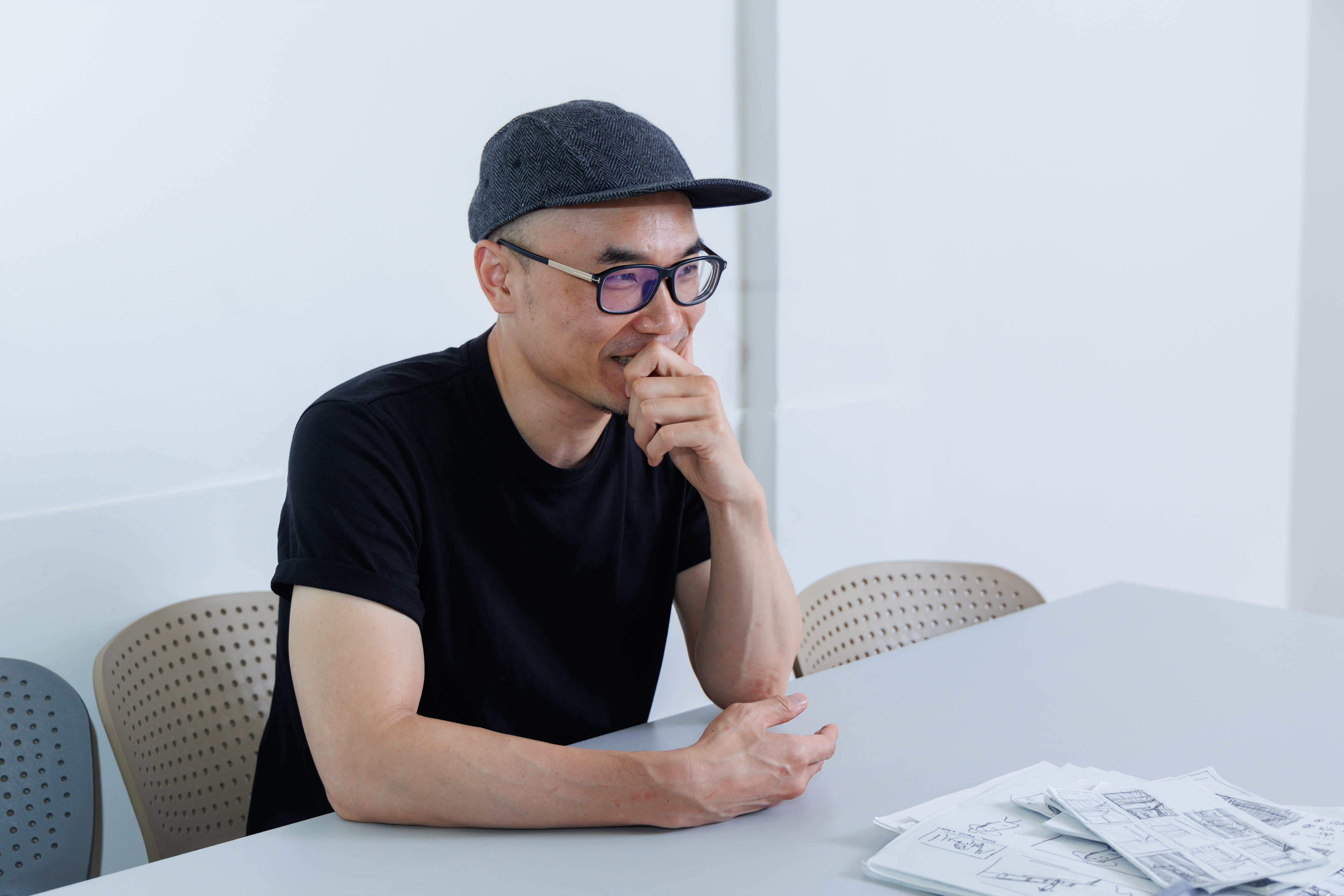 張永翰小時候因個性早熟，且思考獨立，在長輩與同儕眼裡常被貼上「特立獨行」、「思想叛逆」的標籤。（攝影／鄭宇辰）