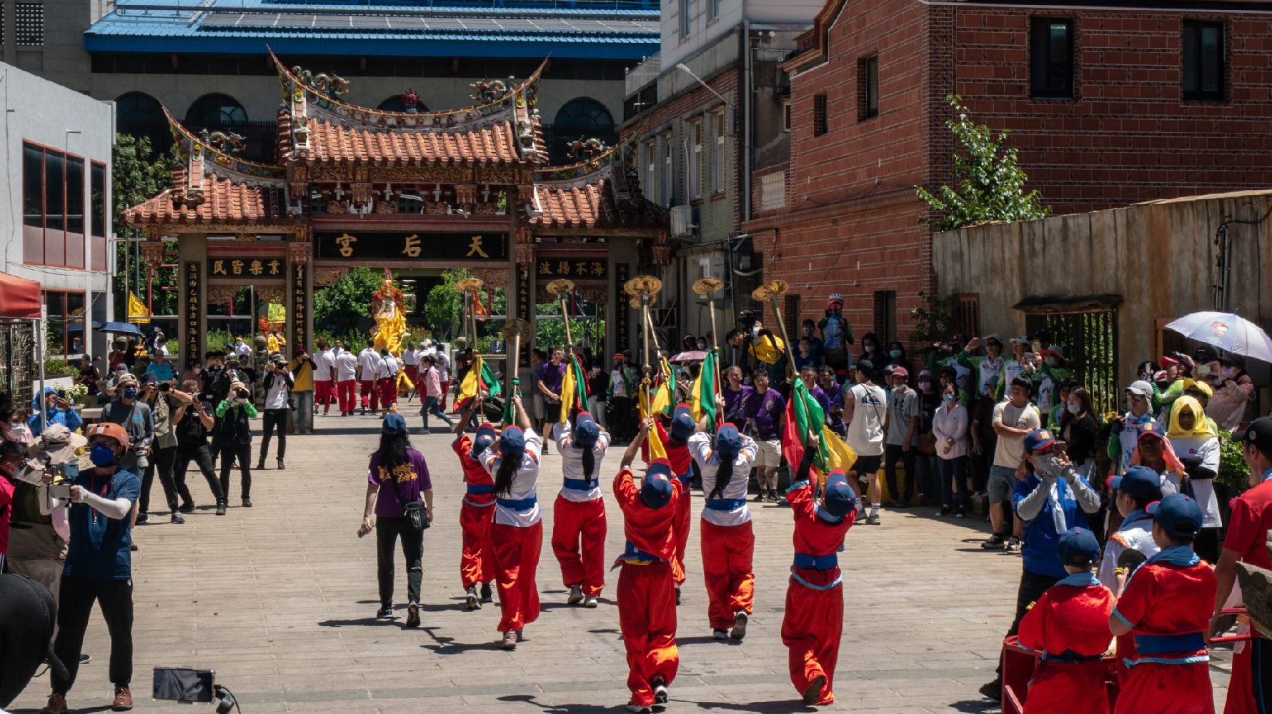 遶境隊伍中,走在神明前方的團員負責吹哨角,向觀眾宣告神明的到來。(攝影/廖采婕)