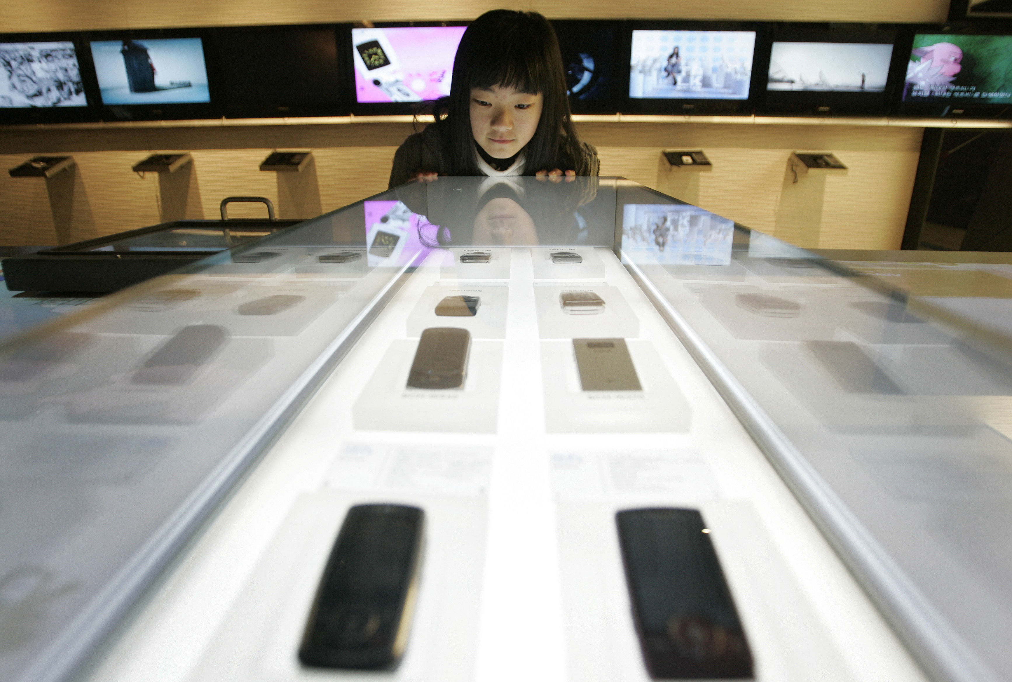 與其全面禁止手機,更應探討如何教育孩子正確且健康地使用科技工具。(攝影/Han Jae-Ho/Reuters/達志影像)