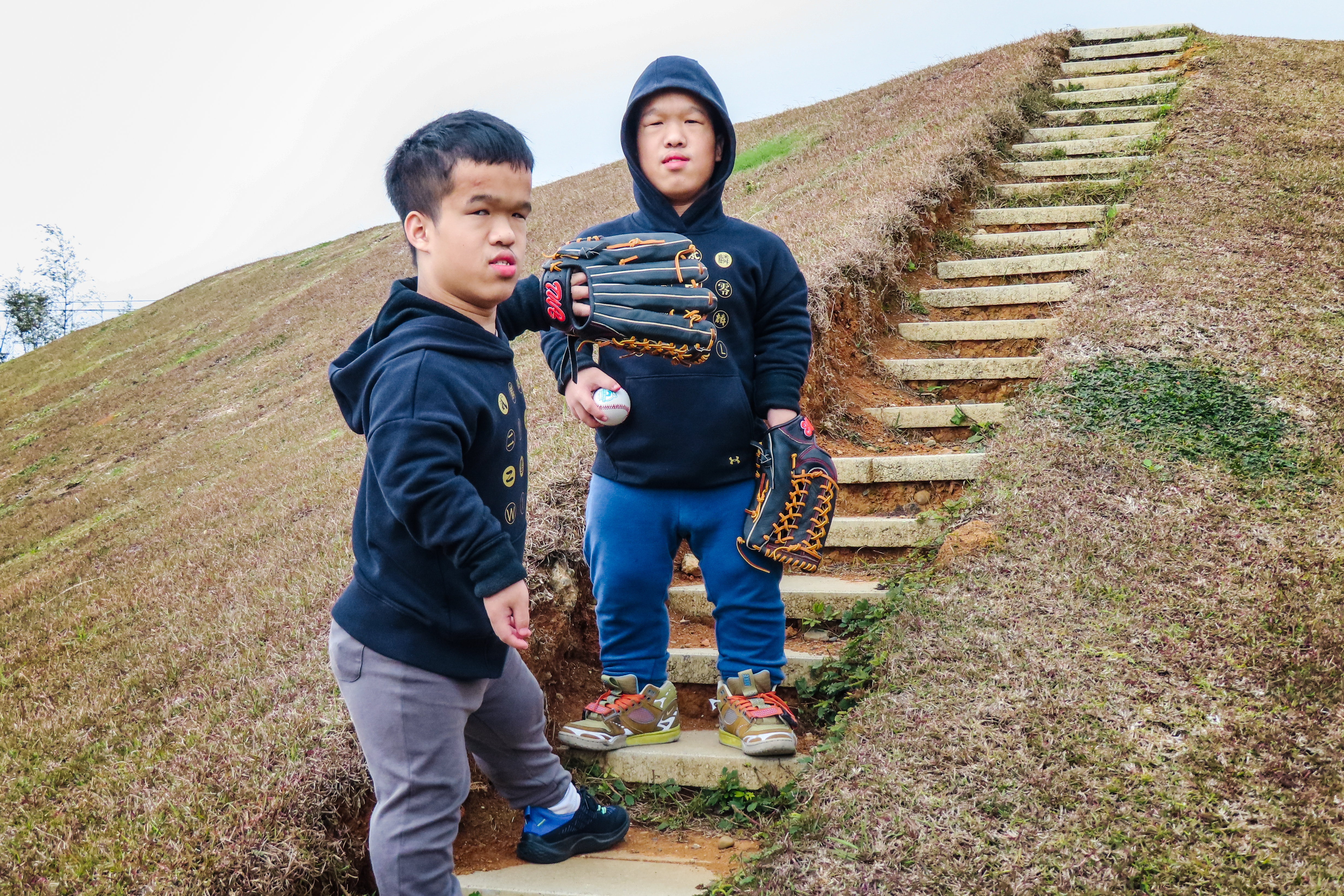 喜歡棒球的萬家雙胞胎兄弟萬宥成、萬宥廷。（攝影／張恩雅）
