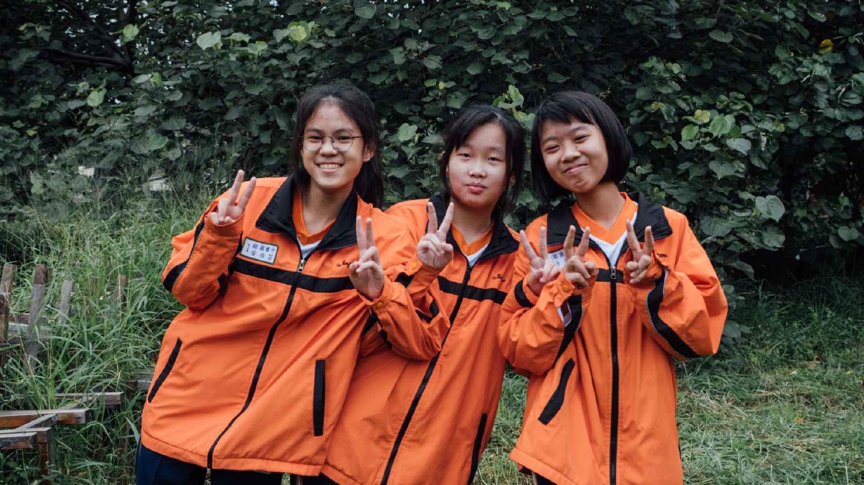 照顧山羊的國中八年級學生分享自己與黑嚕嚕相處的故事，左起為安伯芸、李欣穎、李季錞。（攝影／余志偉）