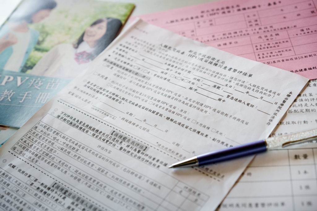 接種疫苗的同意書需由家長與學生簽署，不過，許多家長及學生不見得會了解內容，而直接勾選同意或不同意接種。（攝影／黃世澤）