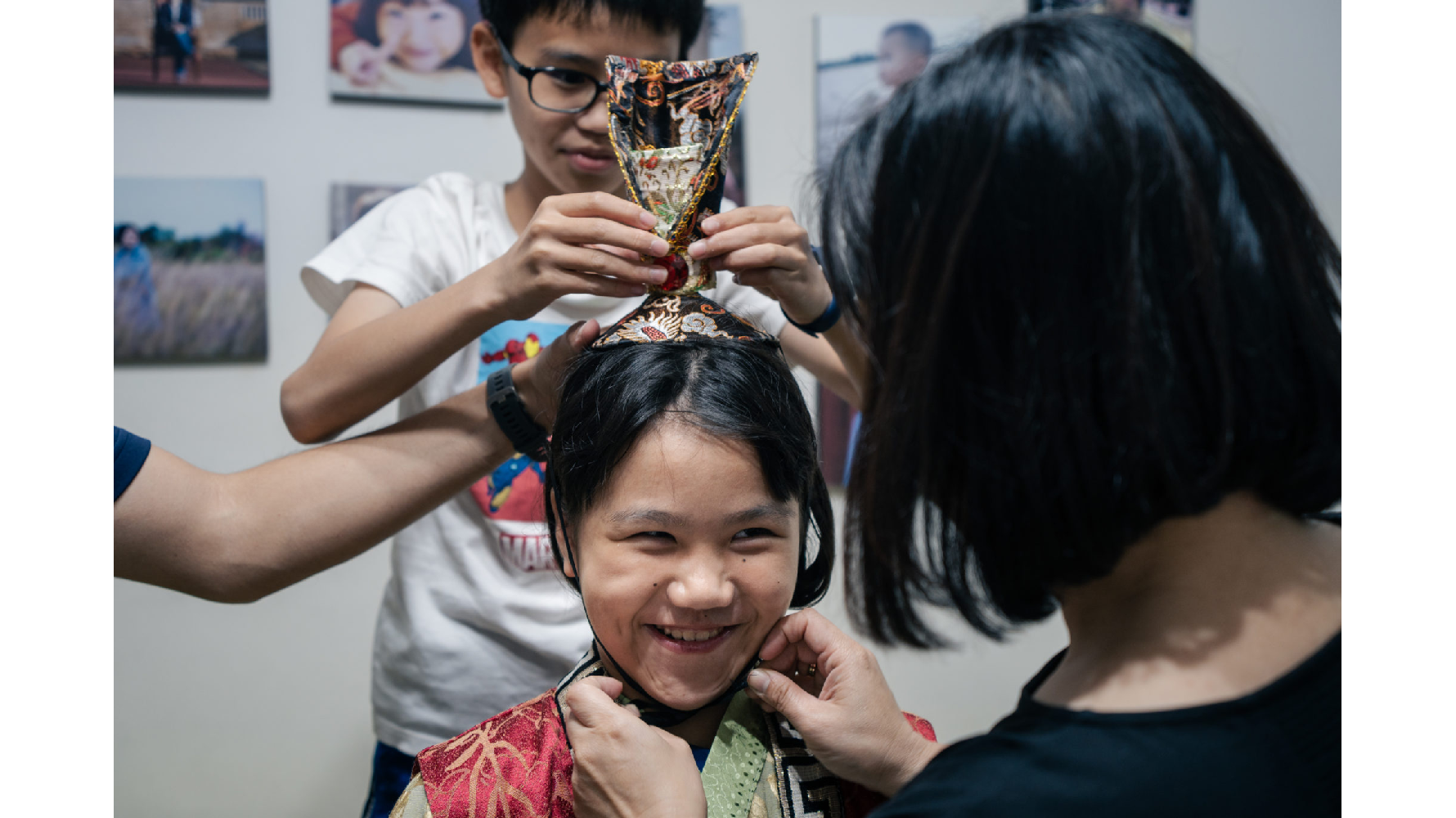 今年迎城隍開幕前，朱辰浯與妹妹穿上戲服，回憶遶境的盛況。