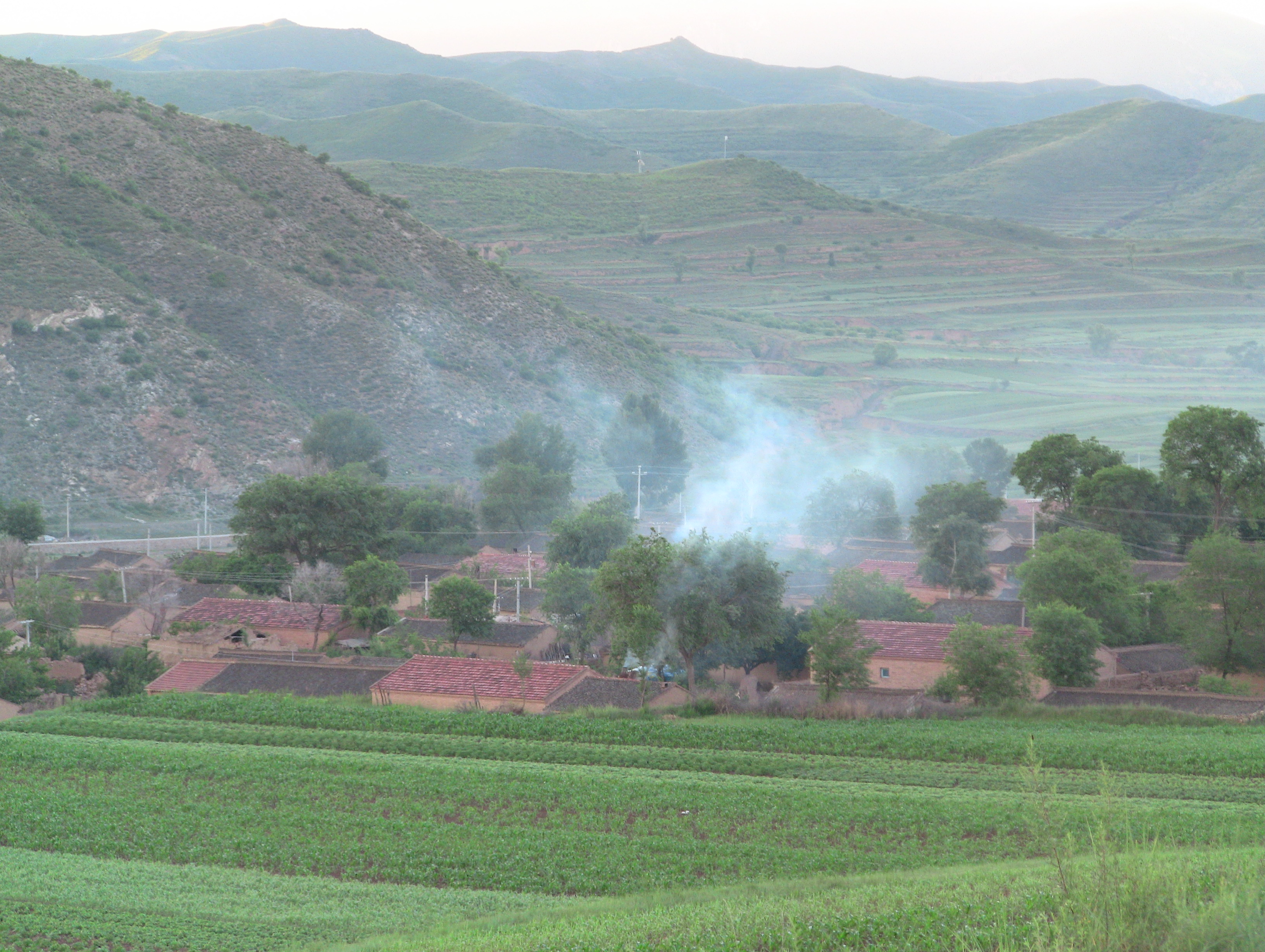 魏敏芝的家鄉位於一個有炊煙的山村。（圖片提供／魏敏芝）