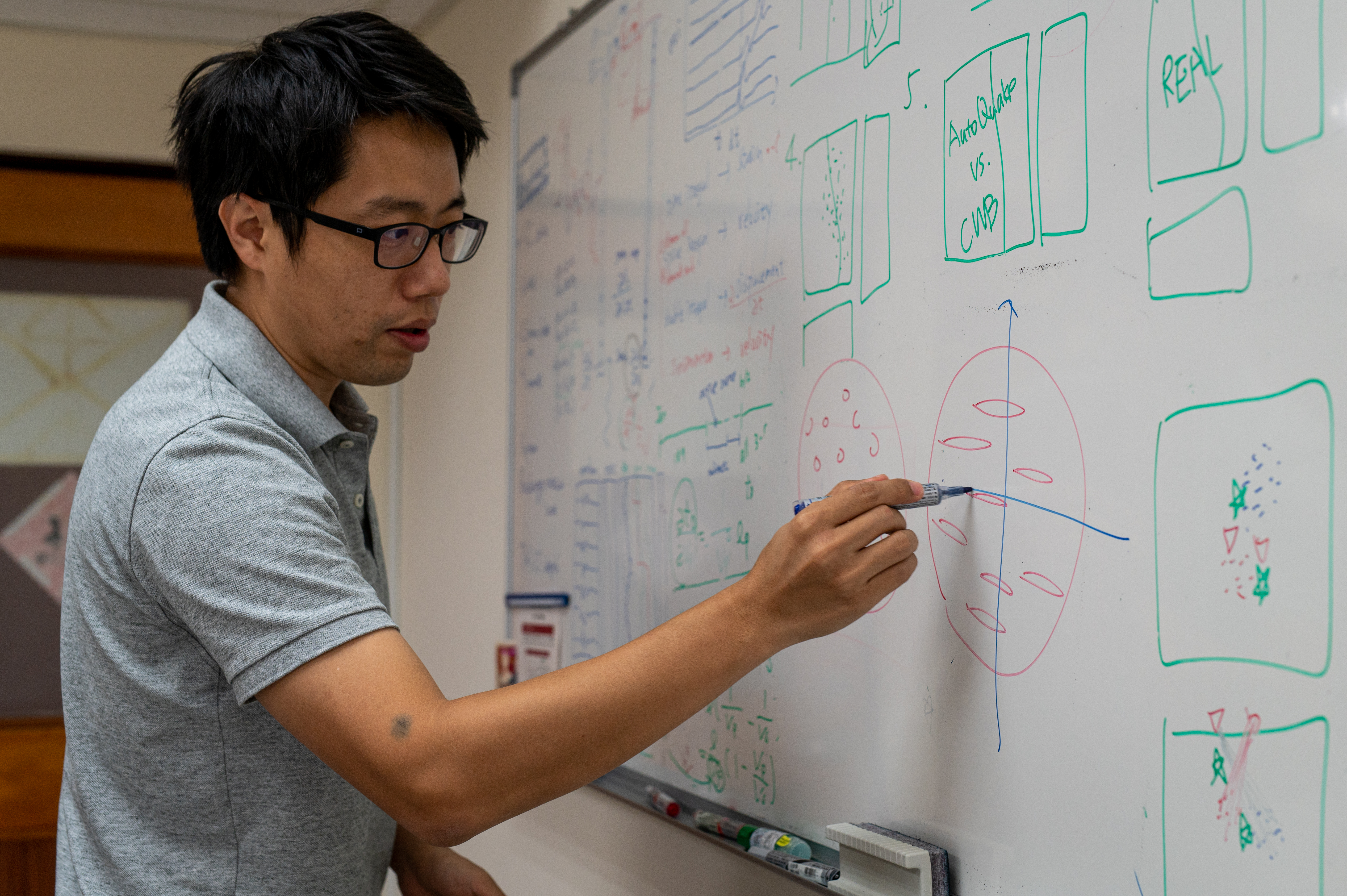 黃信樺解說岩漿庫的構成。(攝影/林彥廷)