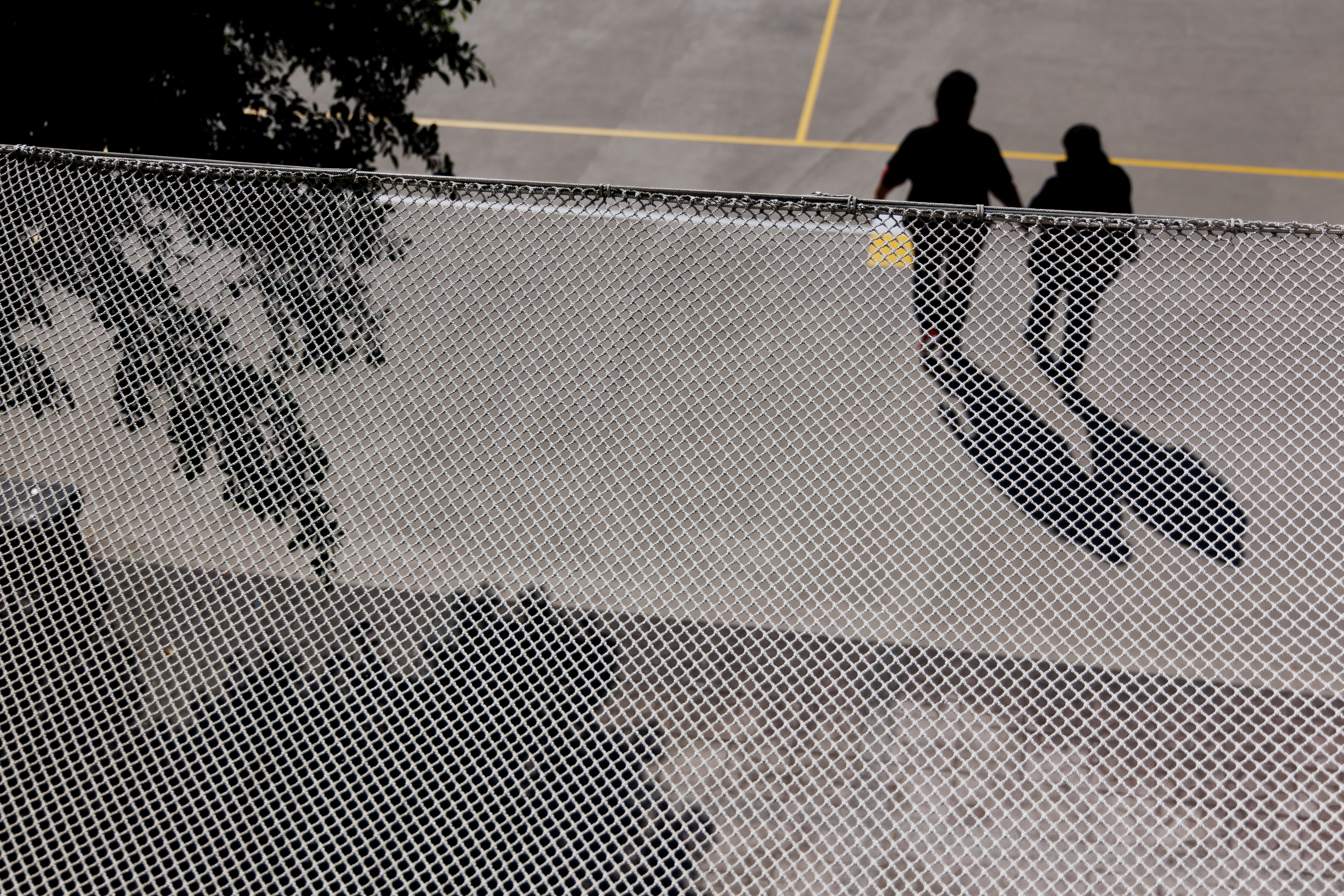 在校園心輔資源難以跟上學生陷入心靈低潮的困境下，學者與第一線人員呼籲，政府需要整合各社區與學校的力量，同時提升校園裡每一位成員的心理健康知能，把校園心理安全網的漏洞補起來。圖為示意照片，非當事人。（攝影／鄭宇辰）