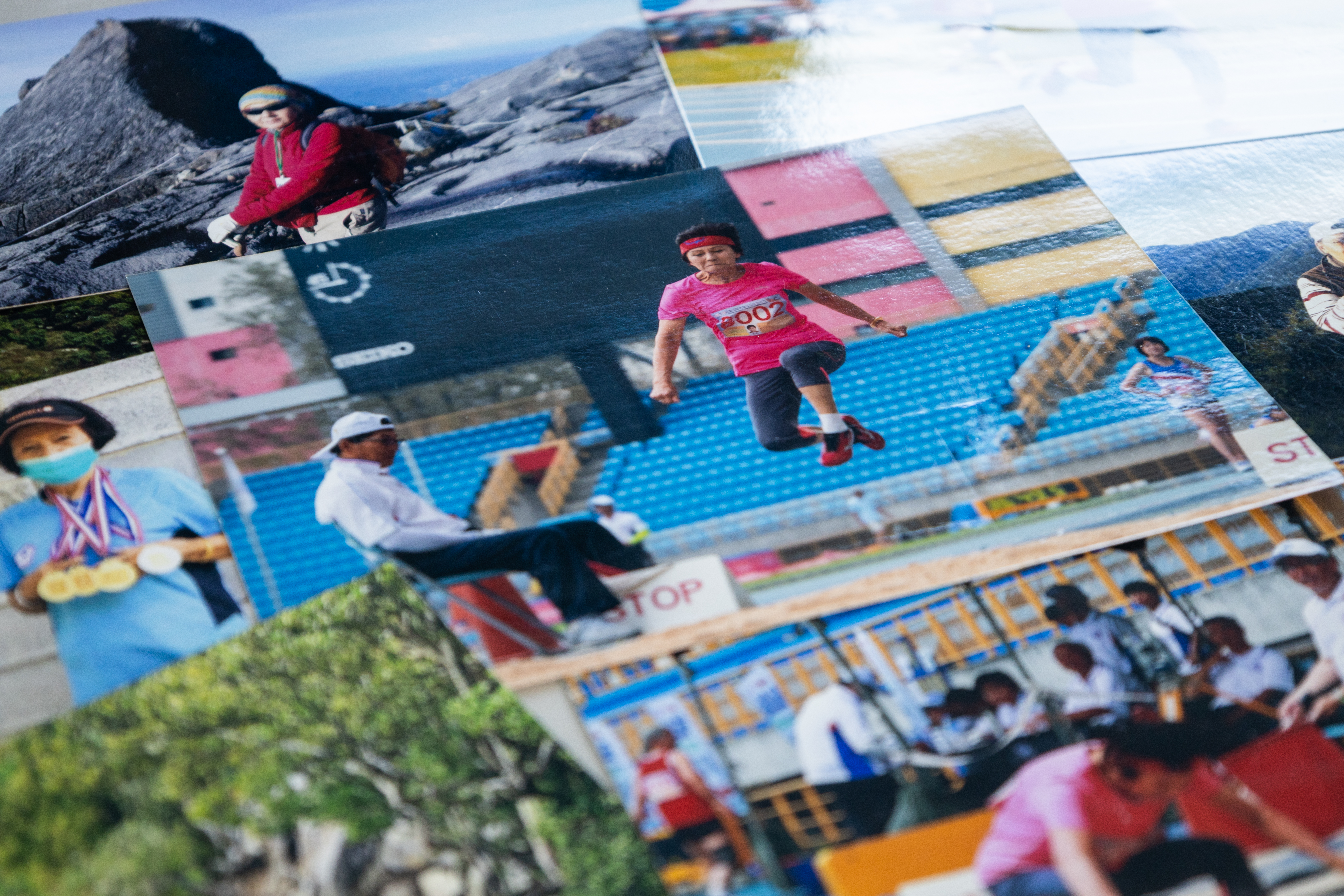 攤開滿桌的輝煌比賽照片,潘秀雲略微遺憾的說著,「如果能像紀政一樣受過訓練,今天的我也許也很不一樣吧。」(攝影/蔡昕翰)