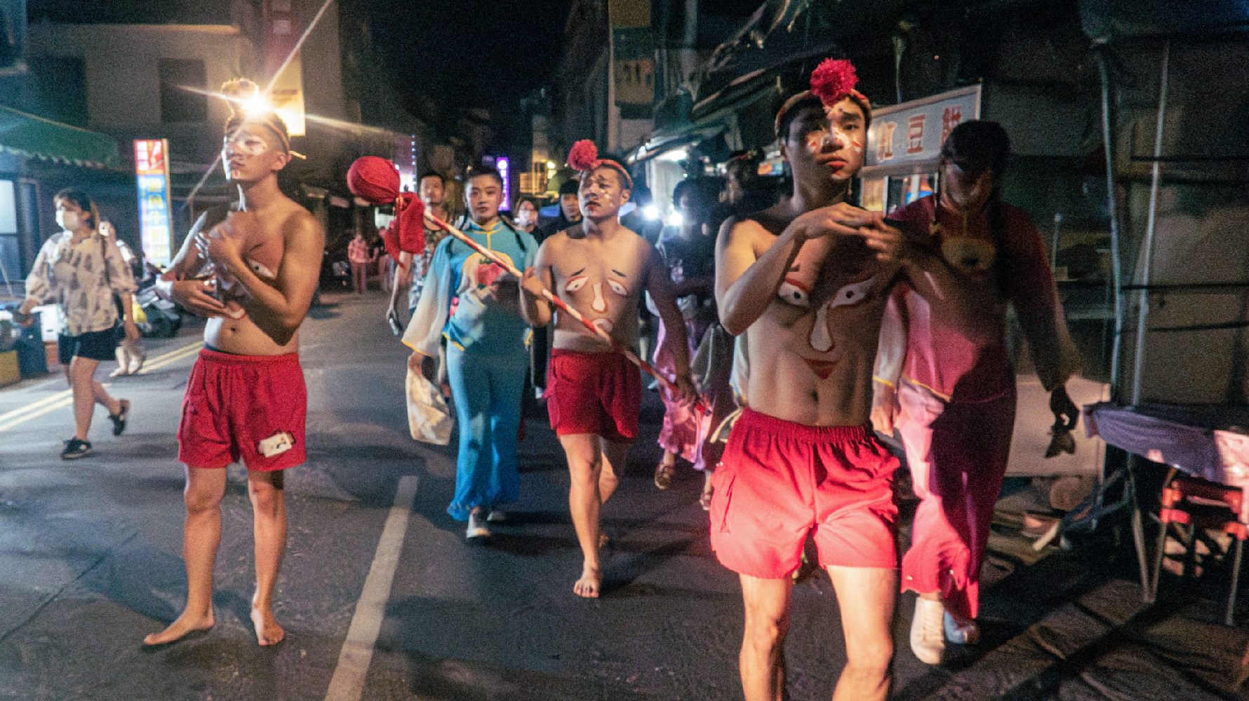 迎城隍前，後浦打花草於夜間踩街，繞行整個金城鎮。（攝影／林庭安）