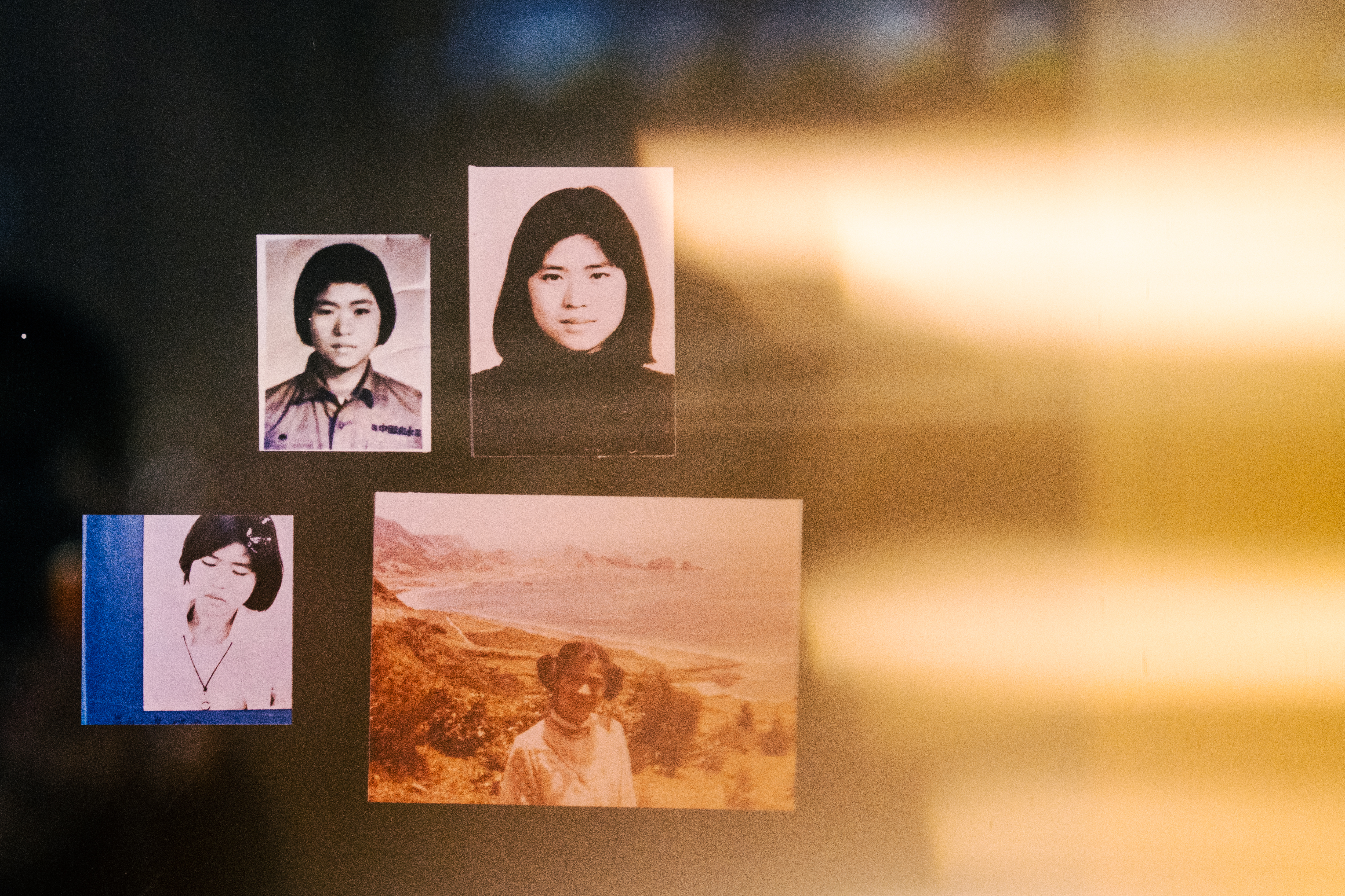 楊索童年鮮少有拍照機會，留下的影像大多是求學時期的證件照。（攝影／王崴漢）