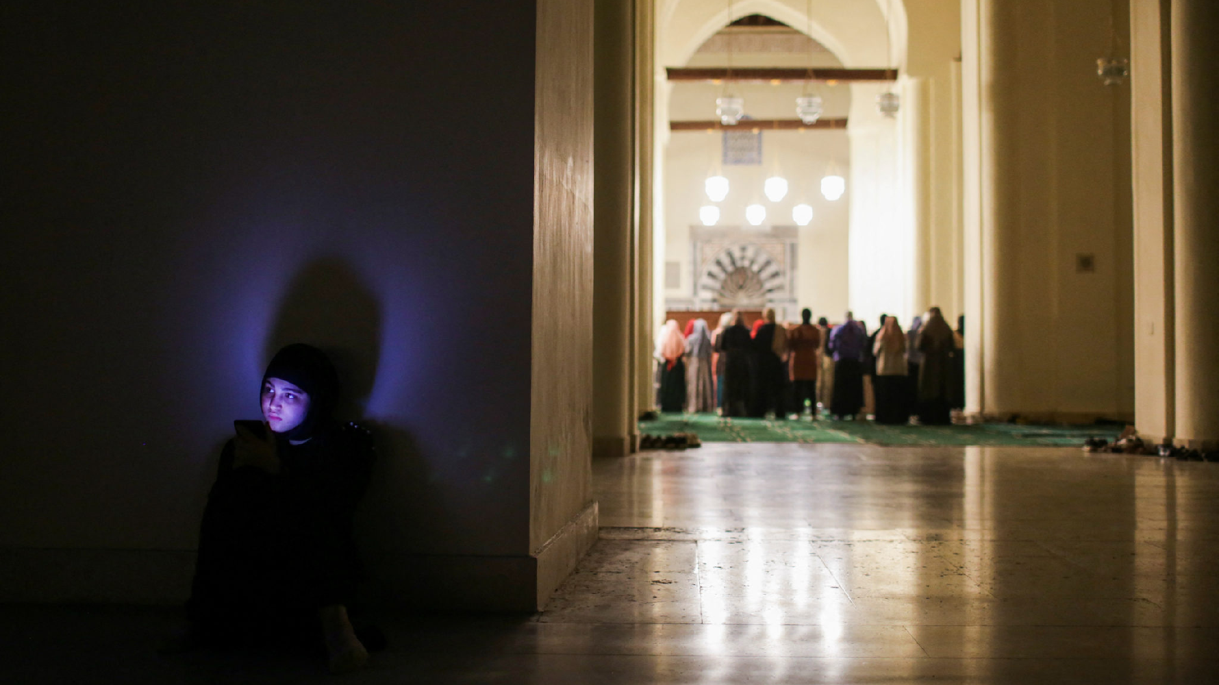 社會中對月經避諱的保守文化，讓穆斯林女性有時會面臨難以啟齒的困境。圖為齋戒月期間，埃及開羅一名穆斯林女性在清真寺進行晚間祈禱。（攝影／REUTERS／Hadeer Mahmoud）