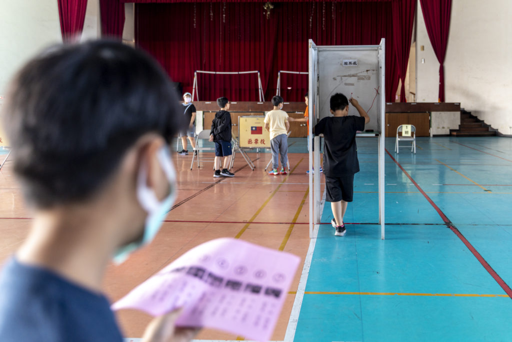 國中小學生代表的產生方式並無統一規定，圖為基隆市七堵國小舉辦的自治市長選舉。（攝影／張家瑋）