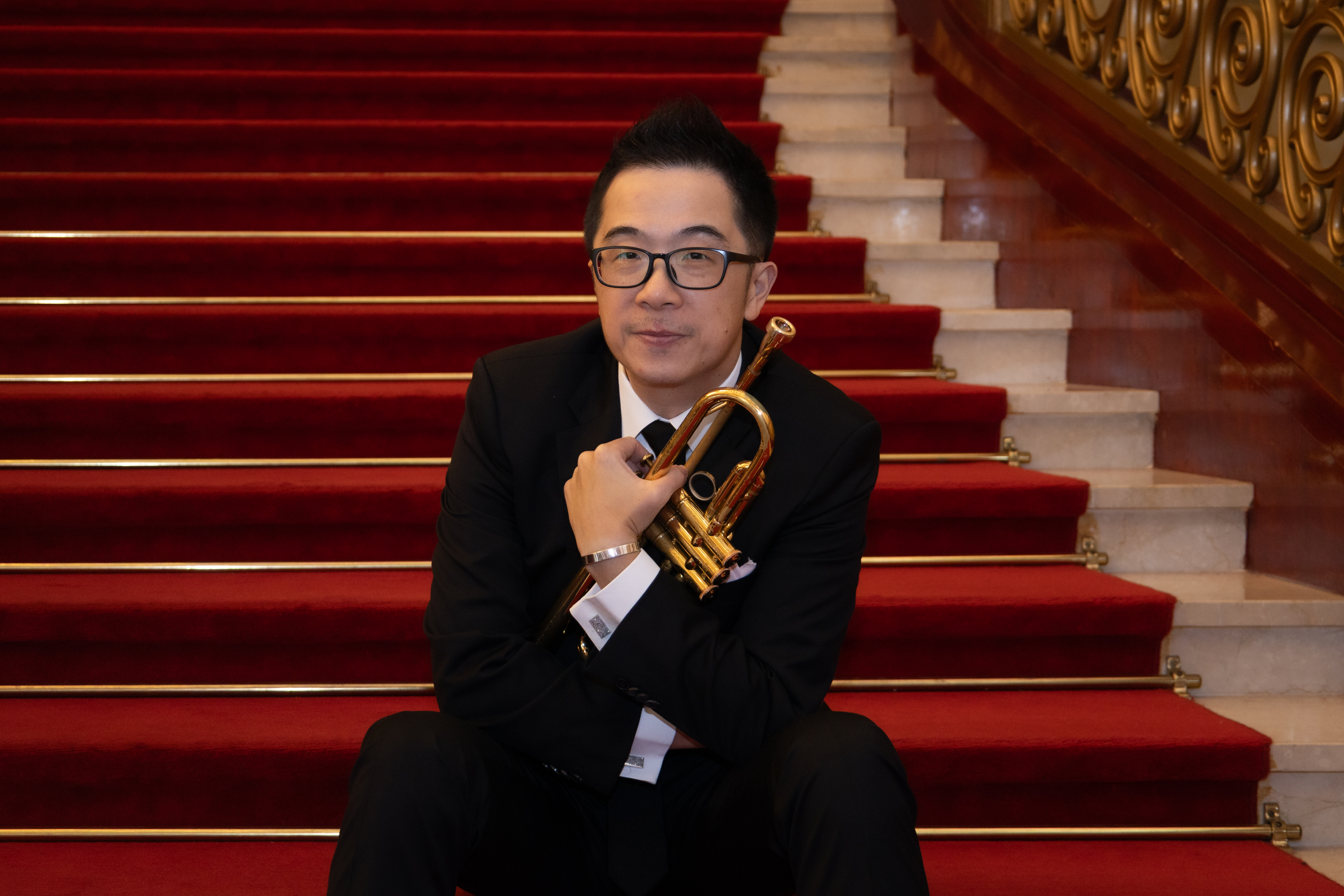 魏廣晧擁抱著小號，表現對樂器的喜愛。（攝影／張佐蔓）