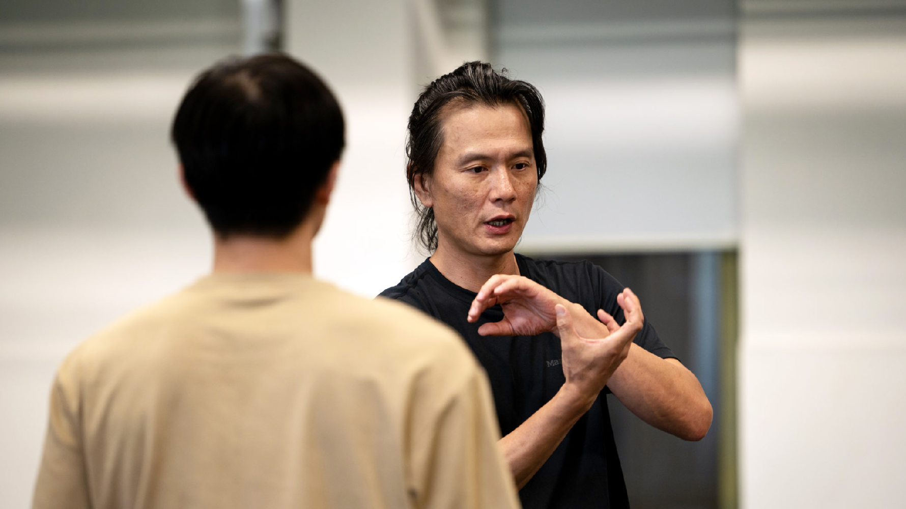 即便脊椎嚴重受傷，讓鄭宗龍無法繼續當職業舞者，但他仍將心力投入創作、編舞，持續走在舞蹈這條路上。（攝影／林彥廷）