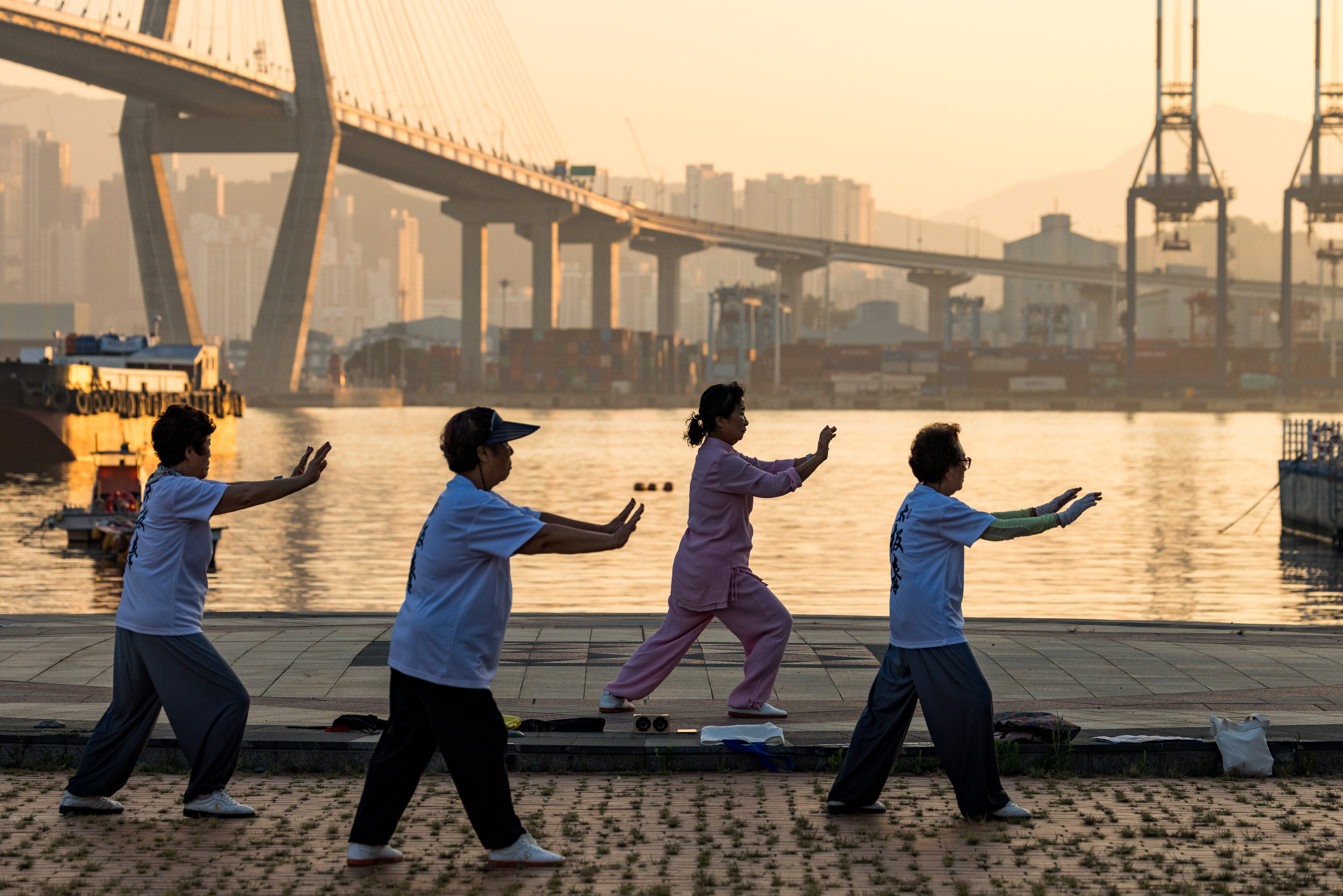 2025年7月23日，星期三，人們在韓國釜山進行晨間運動。（攝影／SeongJoon Cho／Bloomberg／Getty Images）