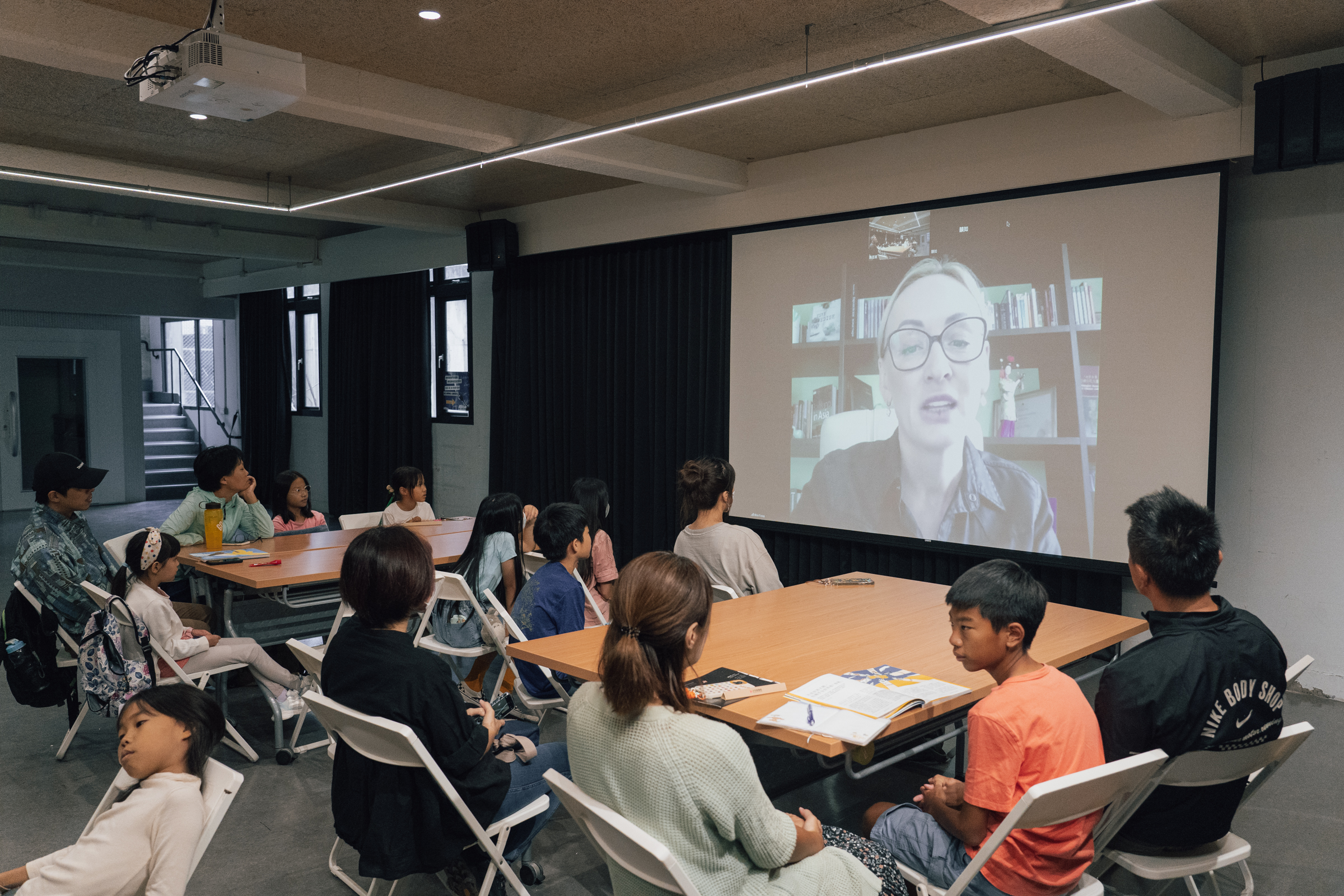 人在基輔的烏克蘭漢學家協會理事長維塔（Vita Golod）以線上視訊方式，與現場大小朋友分享烏克蘭人民的處境與心情。（攝影／陳星穎）