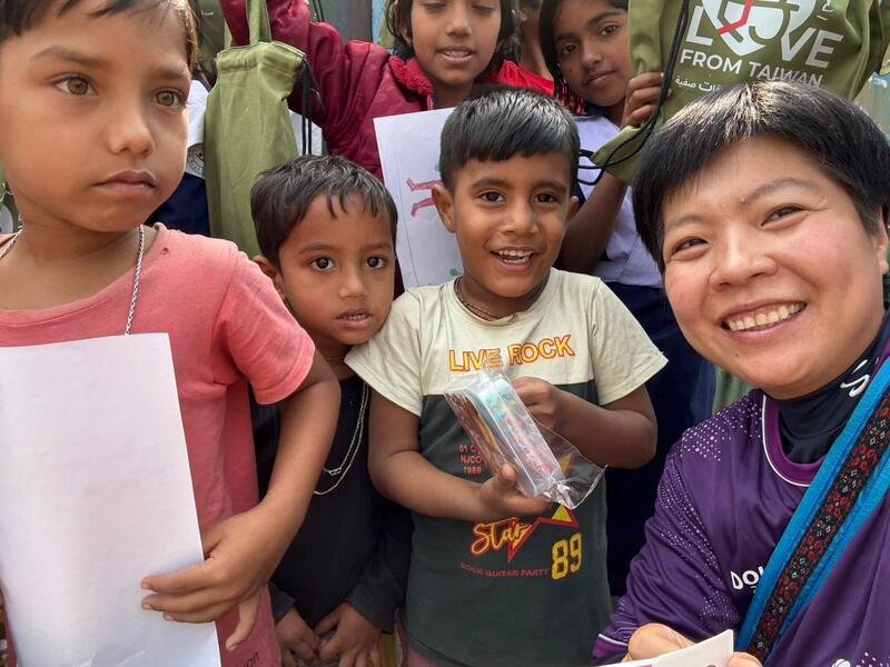 劉柏君（圖右）是中華民國無任所大使，也是社團法人台灣運動好事協會創辦人暨執行長。圖為2024年12月她率隊前往孟加拉，提供籃球、運動傷害防護等課程，也協助孟加拉女性意識抬頭。（攝影／中央社／社團法人台灣運動好事協會提供）