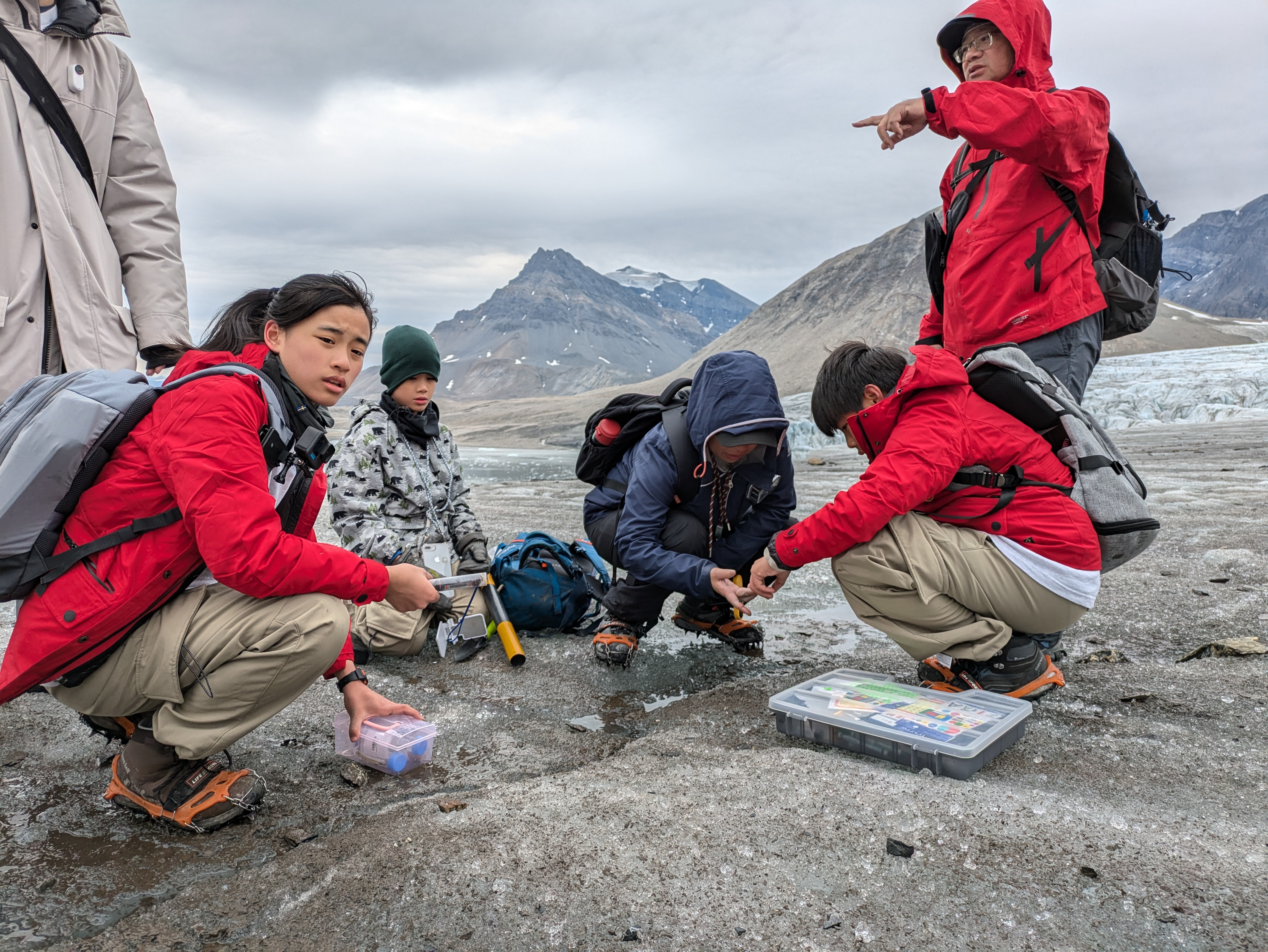 盧羿涵與研究團隊檢測北極當地的塑膠微粒。（圖片提供／《下課花路米》）