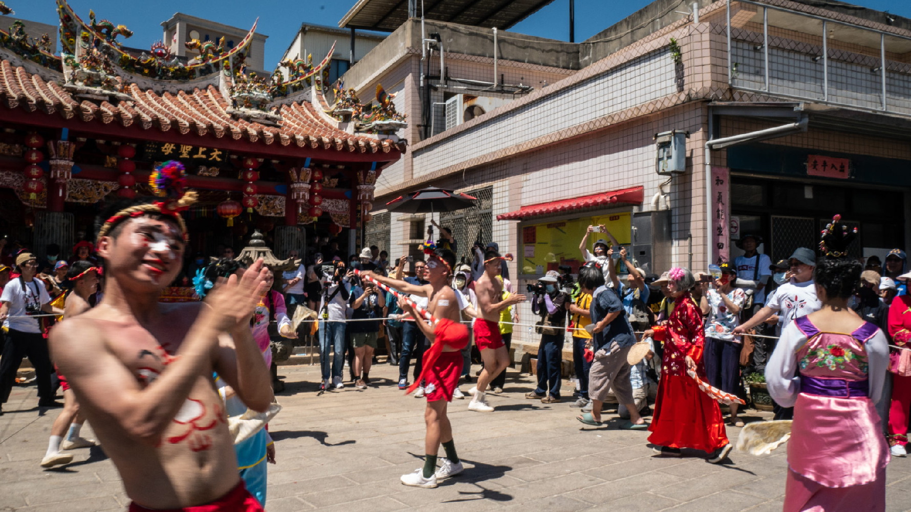 由金城鎮南門里居民組成的藝陣後浦打花草,在創始成員身體日漸衰老後面臨失傳困境。後浦打花草成員的後代子孫王丞瀞於是召集島上青年,從頭開始學習戲曲舞步,成功於今年迎城隍當日上街演出。(攝影/廖采婕)