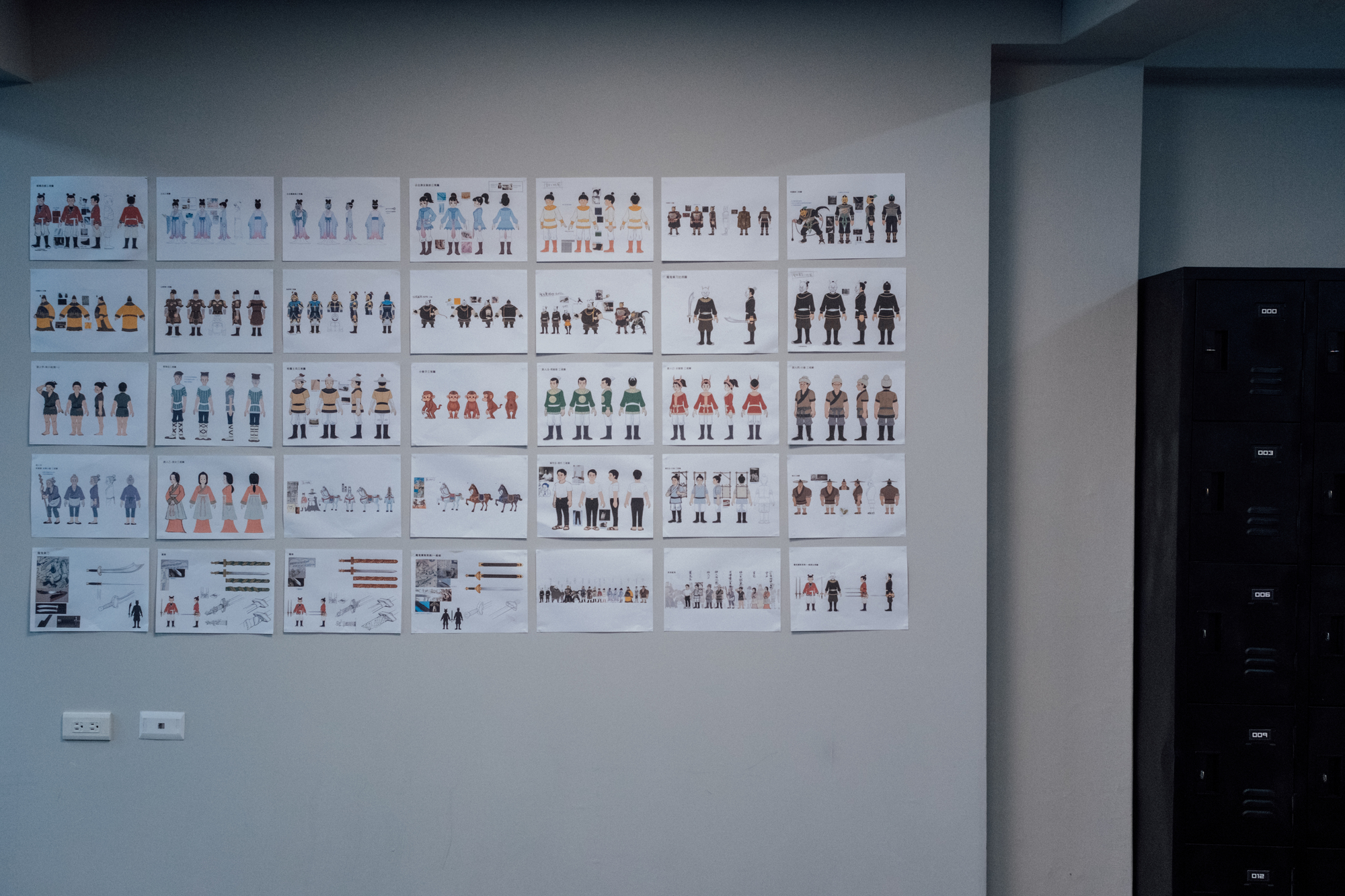 MOTION M VFX動畫工作室裡張貼著兩年多來的角色設定，看得出來年輕動畫團隊對諸葛四郎已有深厚感情。（攝影／余志偉）