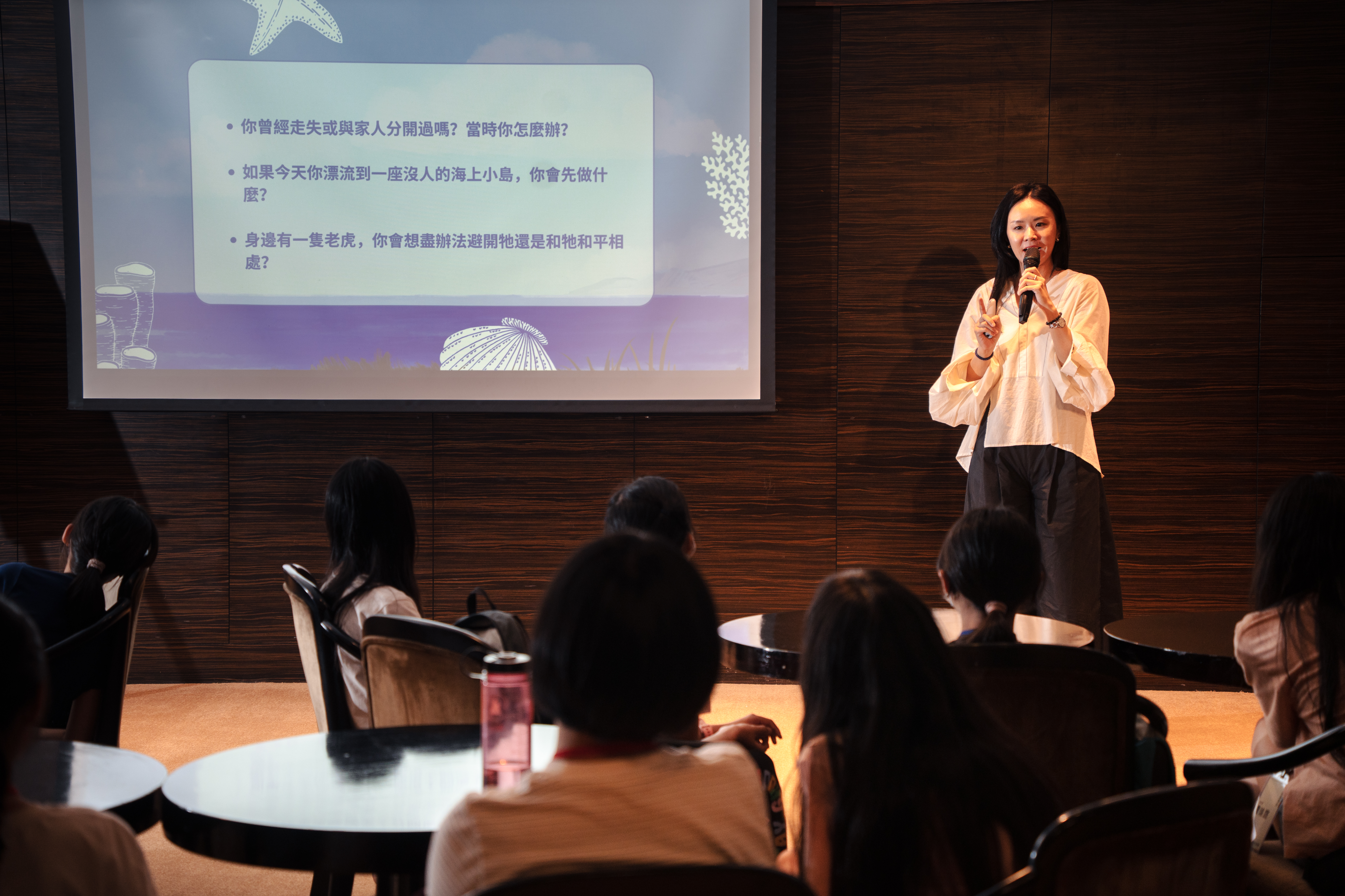 在導讀《少年Pi的奇幻漂流》中，許婷婷首先讓小記者回想自己有沒有走失、或者短暫與家人分開的經驗。（攝影／王崴漢）