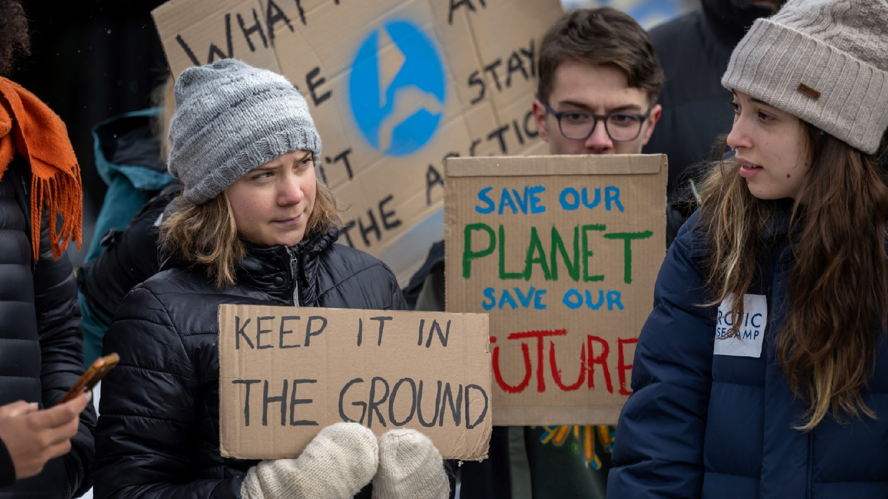 「瑞典環保少女」格蕾塔·桑伯格（Greta Thunberg，左）15歲時開始關心氣候變遷議題，2018年發起每週五的「氣候大罷課」（Fridays for Future）行動迄今。她曾獲諾貝爾和平獎提名，並是美國《時代雜誌》（Time）最年輕的年度風雲人物。圖為2023年1月20日，已20歲的格蕾塔與「氣候大罷課」成員於世界經濟論壇（World Economic Forum）會場外舉牌抗議。（攝影／AFP／Fabrice COFFRINI）