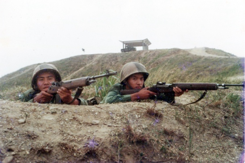 1980年時，司徒惠康（右一）在軍事院校的磨練逐漸成熟，優游於「軍校體制」下的大學生活。（照片提供／司徒惠康）