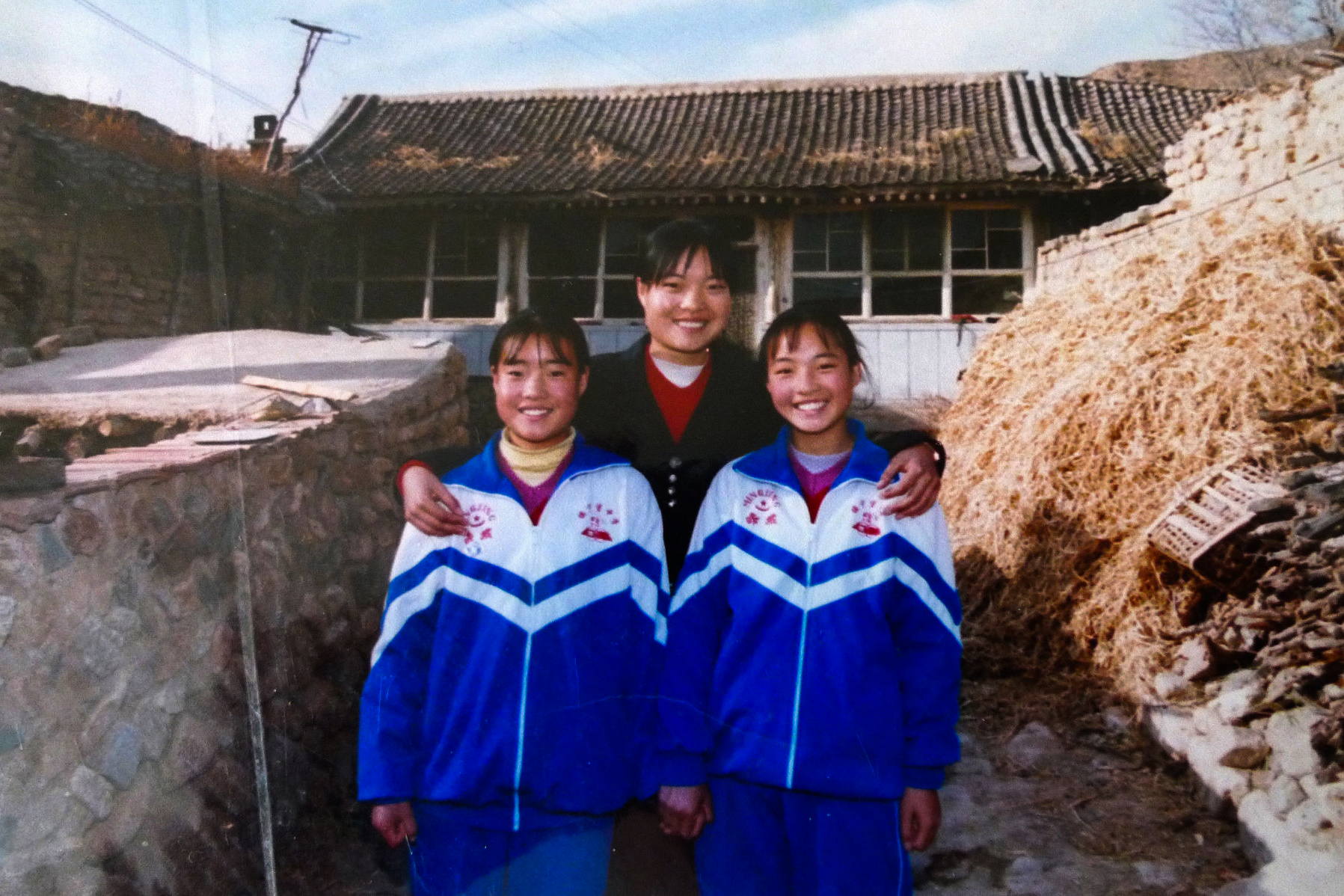 魏敏芝（圖右）中學時與姐妺在家鄉合影。（圖片提供／魏敏芝）