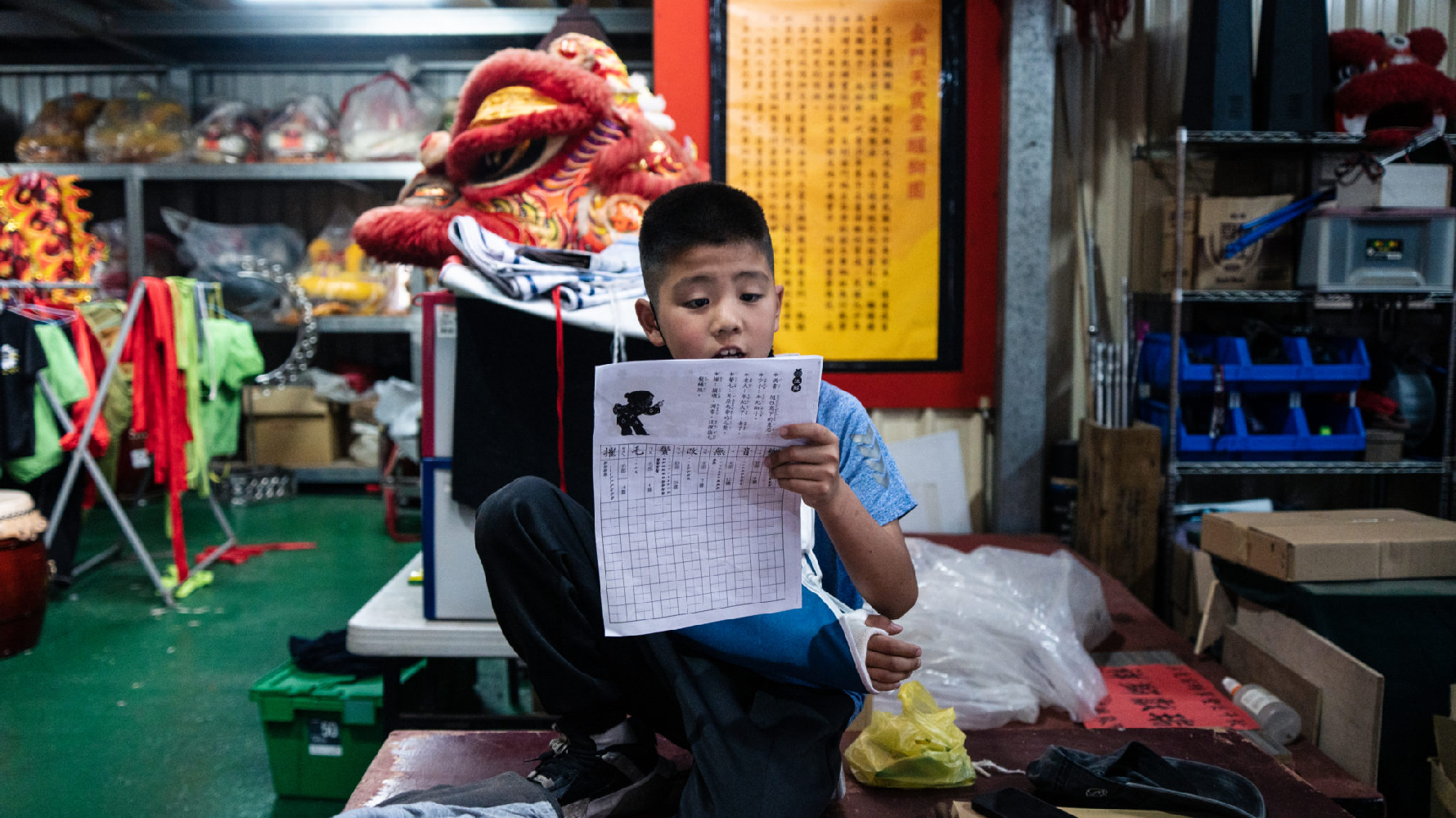 金鼎國小的小記者採訪一間教導舞獅技藝的道館天震堂。每日下課後總會有幾位年輕團員來道館報到，他們在這裡習舞，偶爾也在這完成學校的作業。