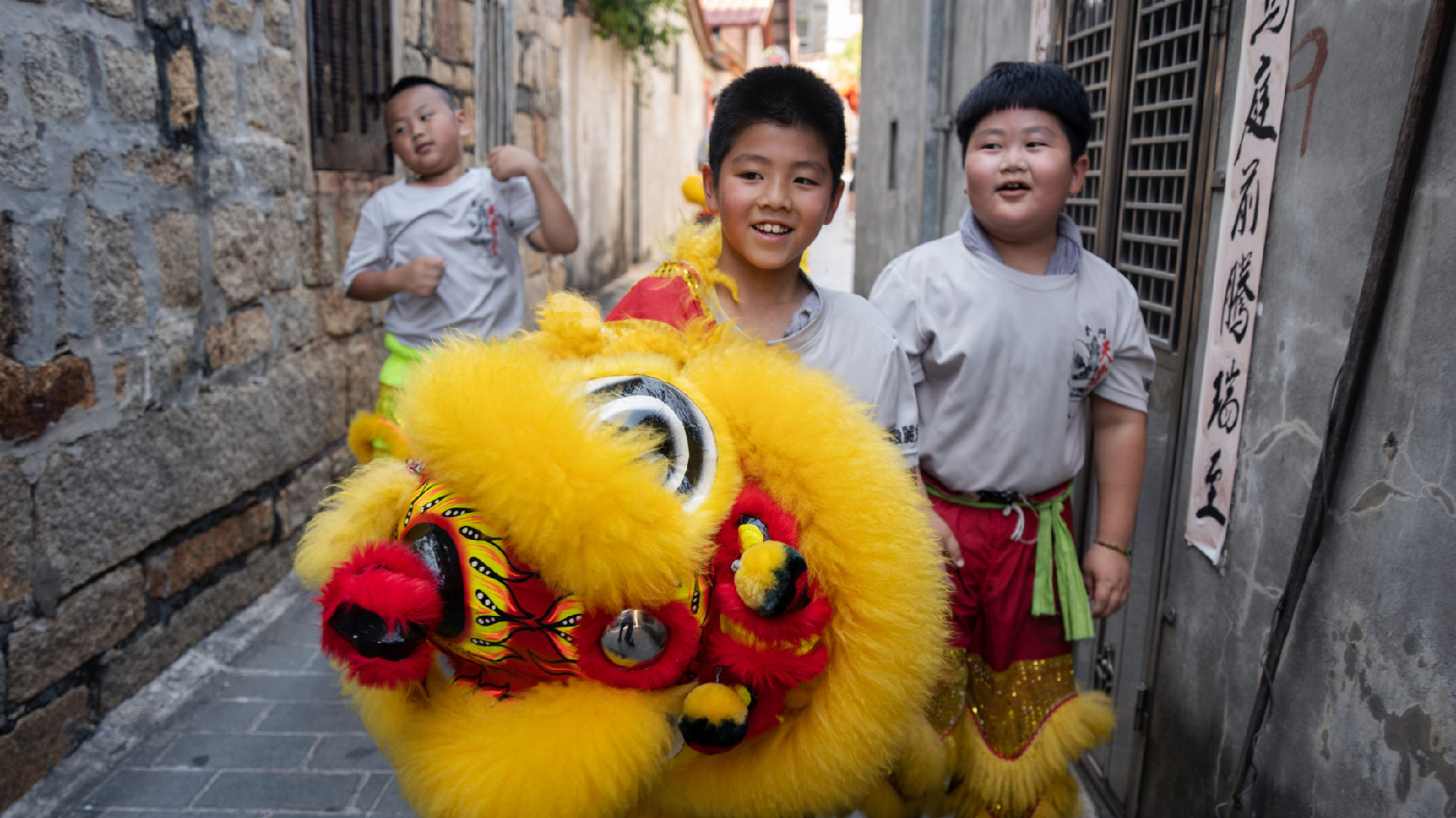 天震堂比起小型社會，更像大家庭。團員們在這磨合彼此個性，也互相照顧。