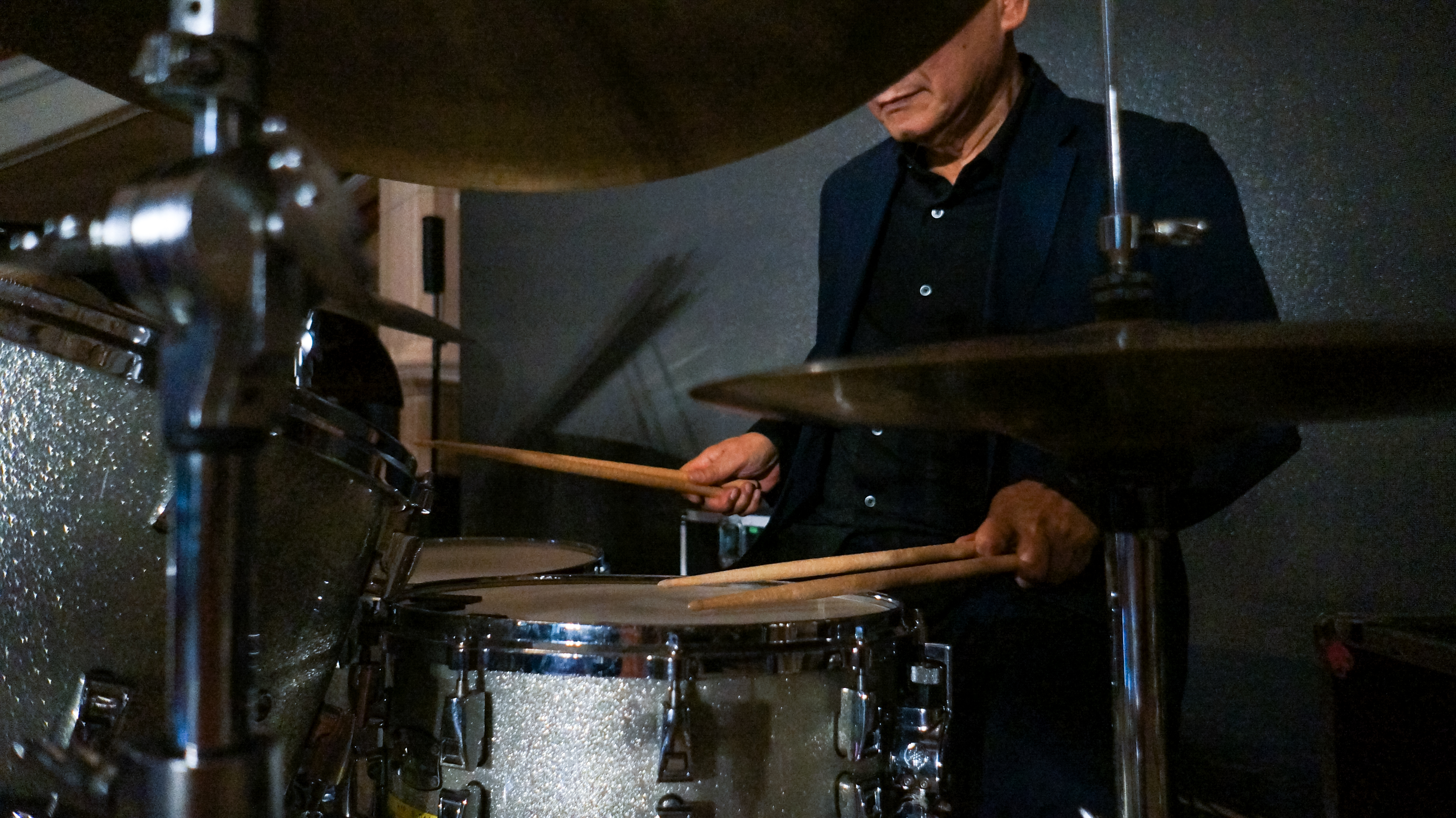 爵士鼓作為前景，帶入情境，低角度表現帥氣。（攝影／許曦文）