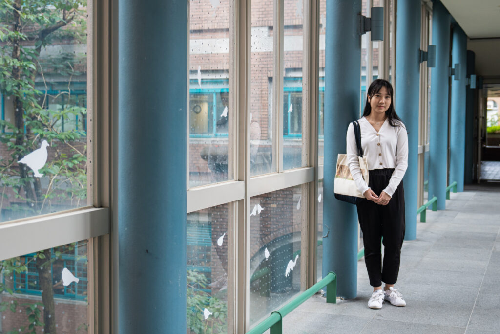 台大戲劇學系三年級林宜臻認為，大學並非只是職業訓練所，求學期間除了學習專業知識，還能培養自己的思辨能力。（攝影／王崴漢）