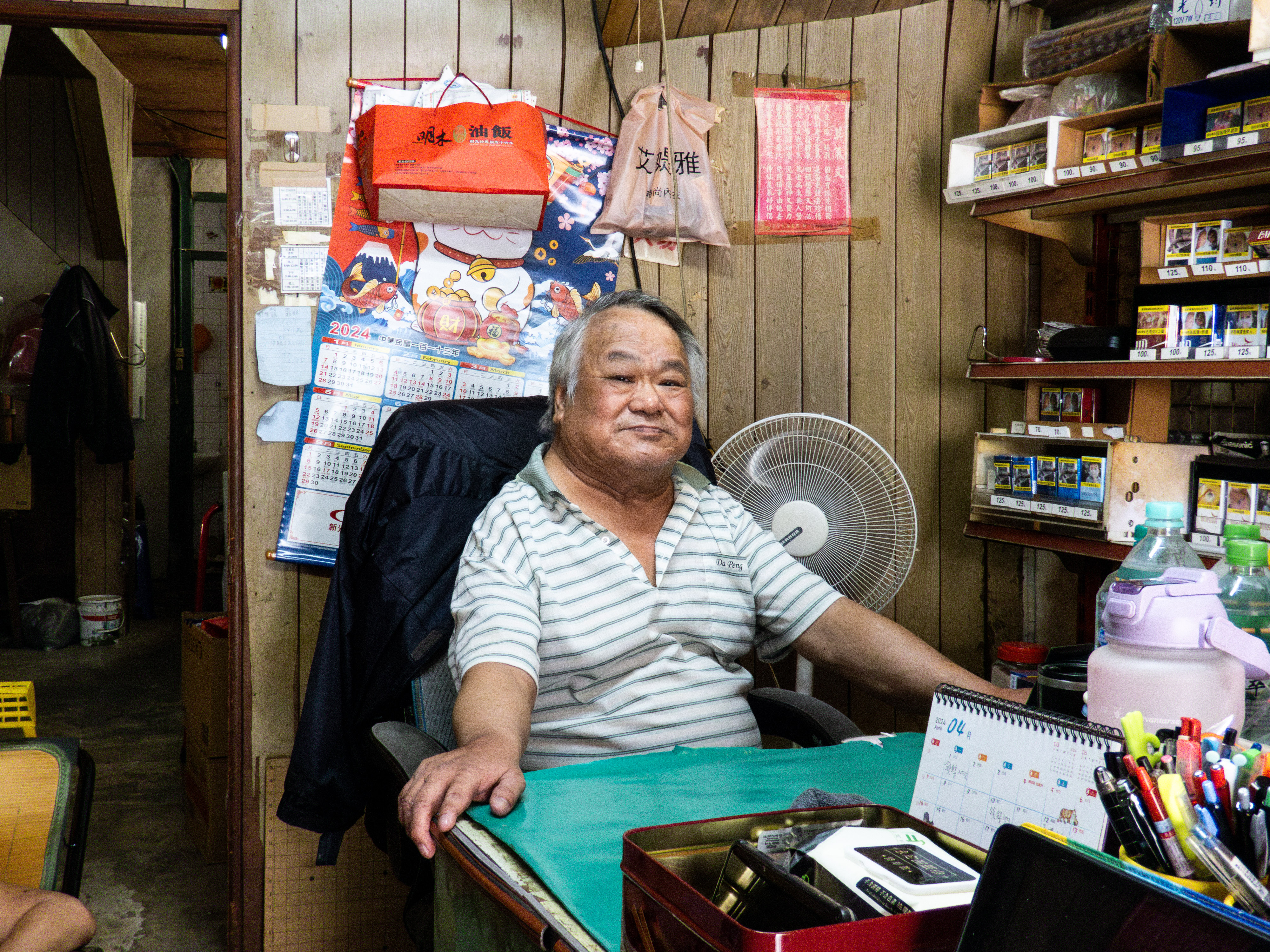 雜貨店老闆呂俊松。（攝影／吳祐竺）
