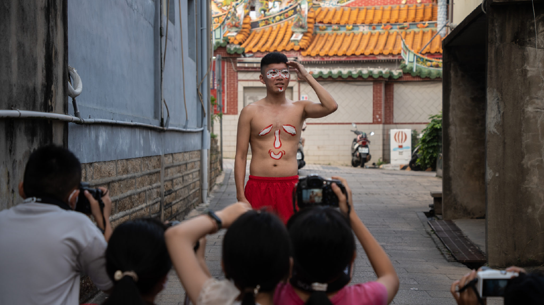 「與被攝者互動」是報導攝影很重要的環節。同學們必須思考，什麼樣的場景，搭配被攝者的表情、姿態、服裝，最能拍出傳遞被攝者情感的相片。