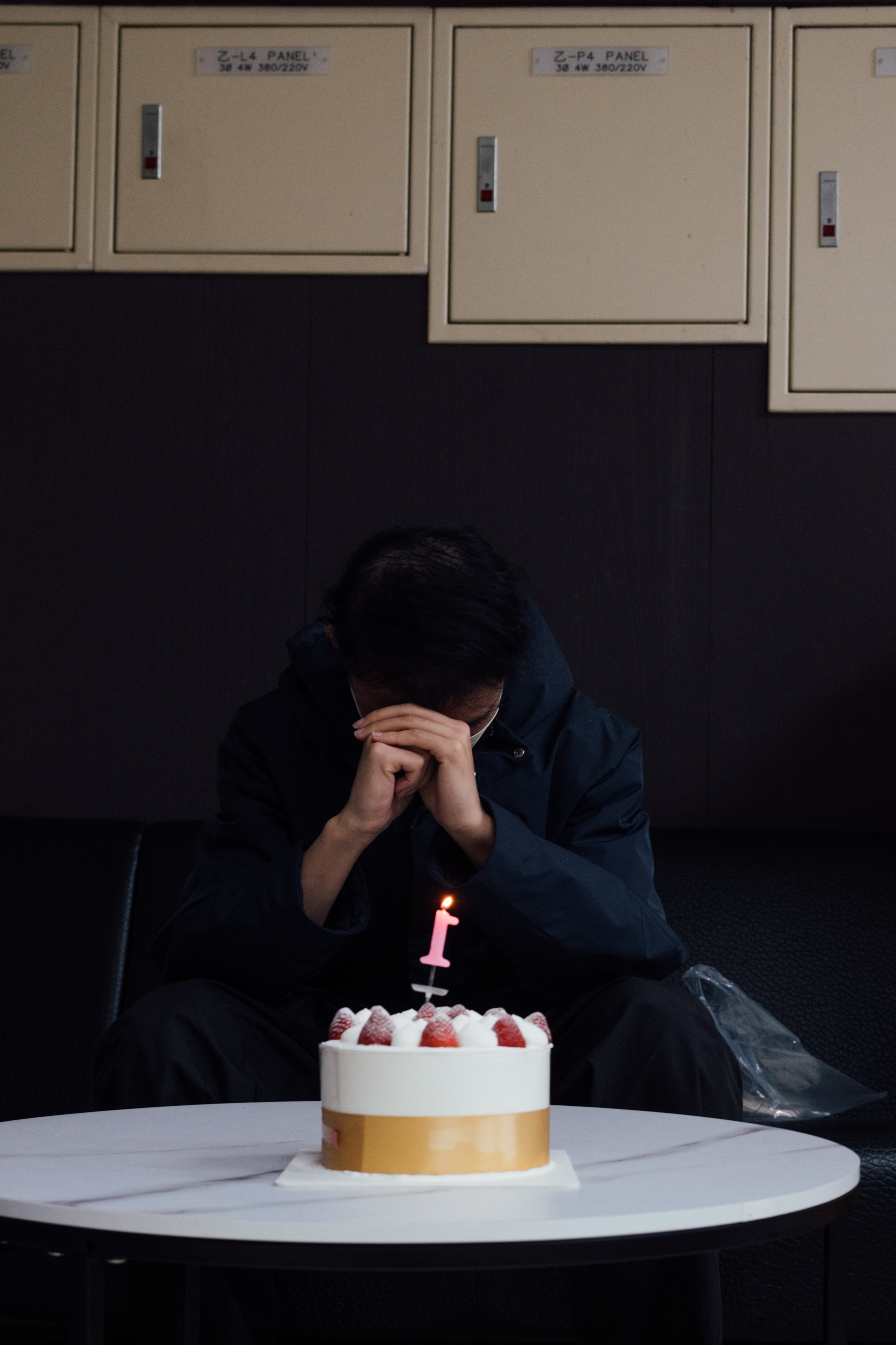 嘉源20歲生日前夕，政大附中的老師在學校買了一個蛋糕給他，蛋糕上有他喜歡的草莓，他已經好久沒有吃蛋糕跟生日許願。（攝影／余志偉）
