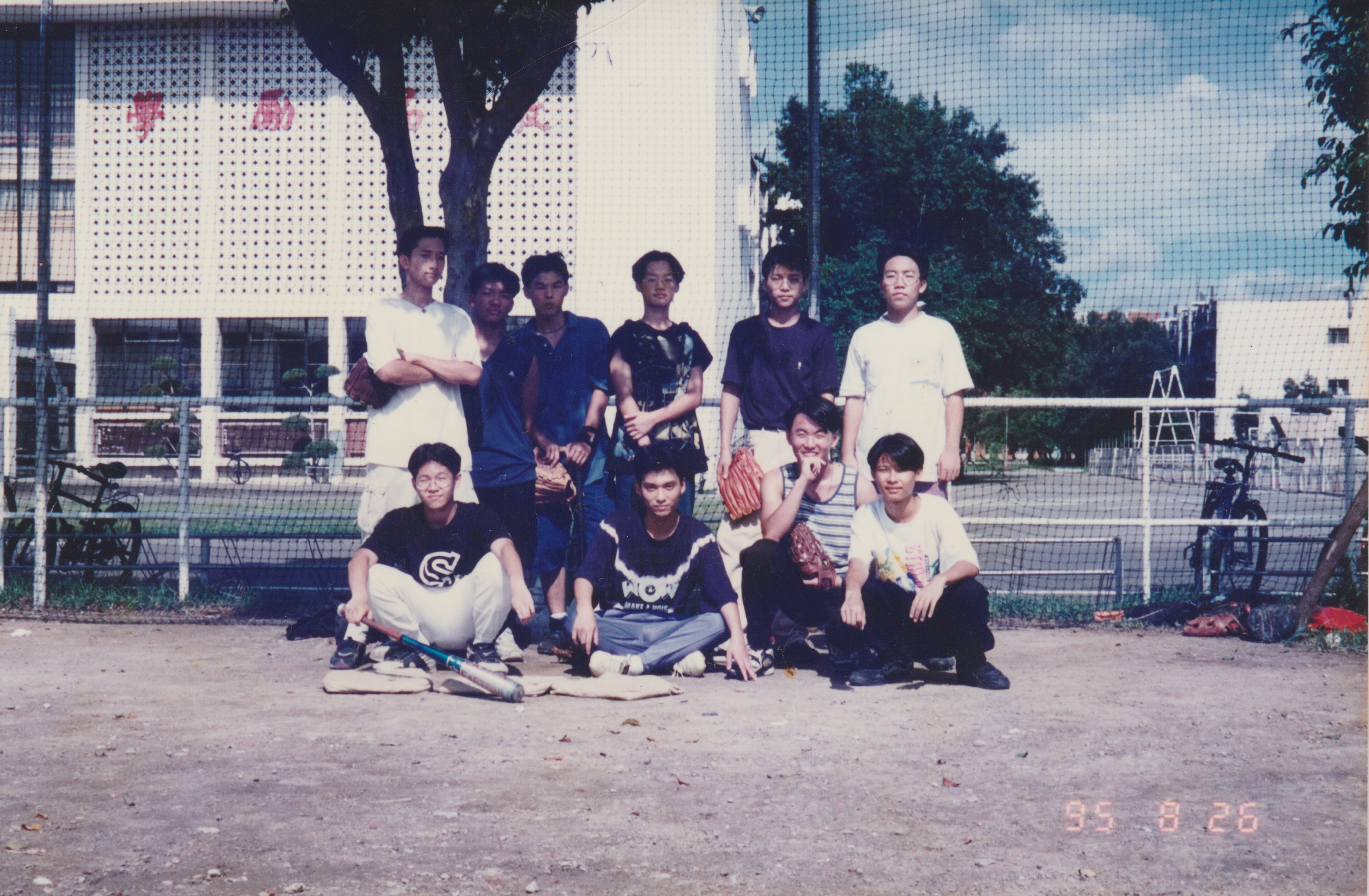 黃少雍（前排左1）國中時熱愛打棒球，是班上棒球隊的隊長。（圖片提供／黃少雍）