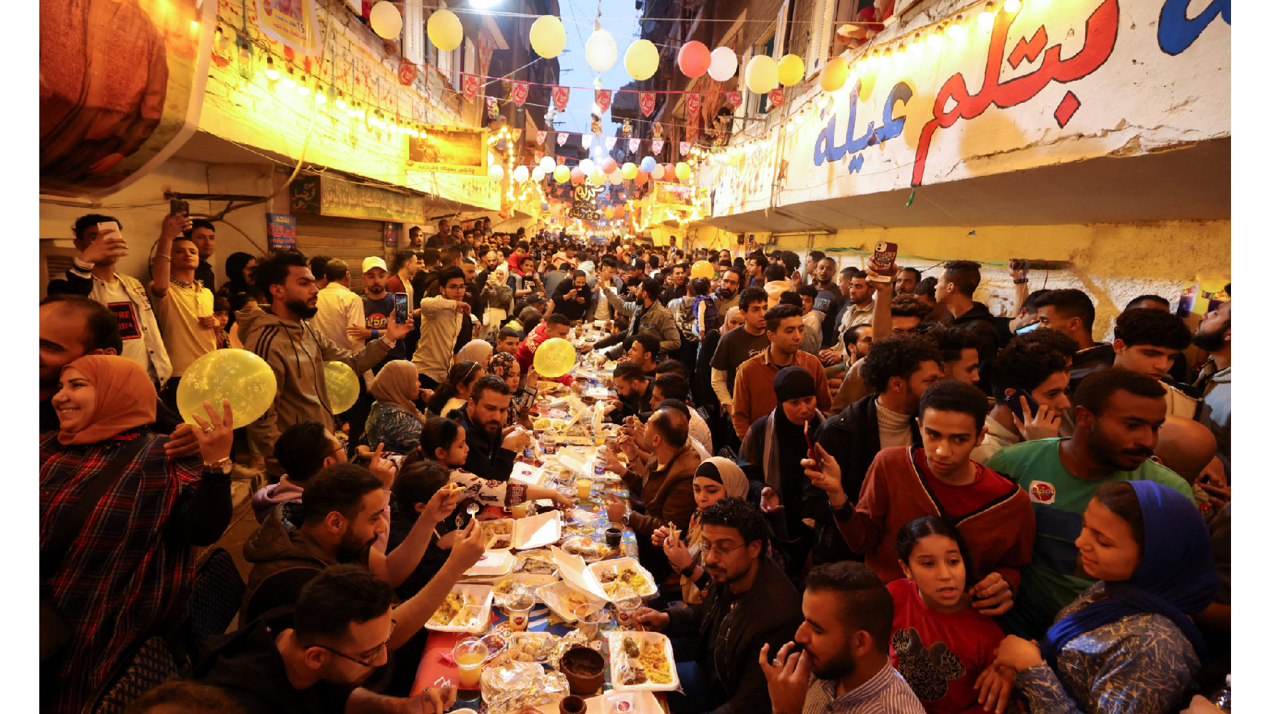 2023年4月 ，埃及首都開羅馬塔里亞區（Mataria）的居民於日落後一起吃開齋飯。（攝影／REUTERS／Mohamed Abd El Ghany）