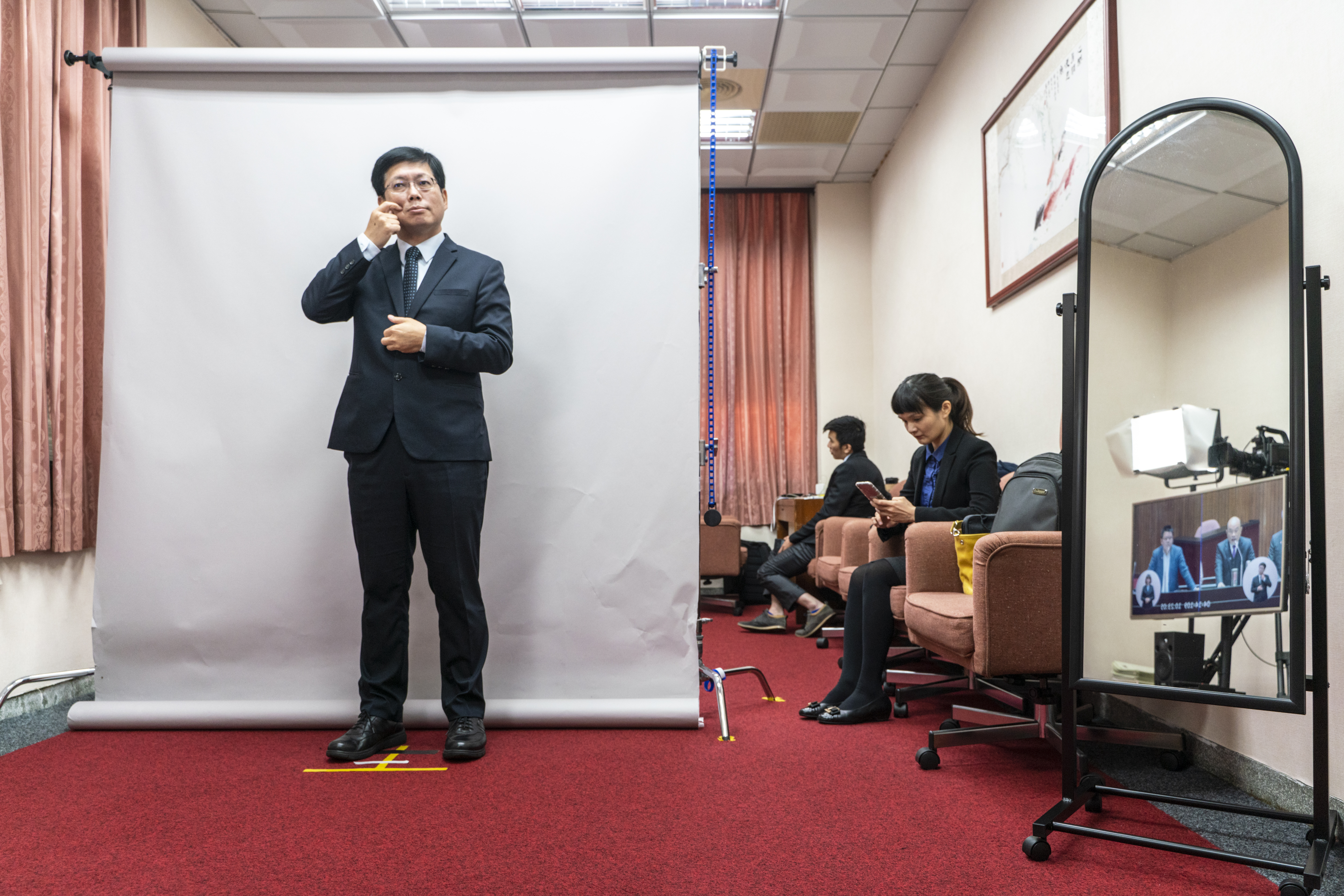 COVID-19疫情籠罩台灣時,李振輝與團隊每日輪班擔任中央流行疫情指揮中心的手語翻譯員,也到立法院值班。(攝影/張家瑋)