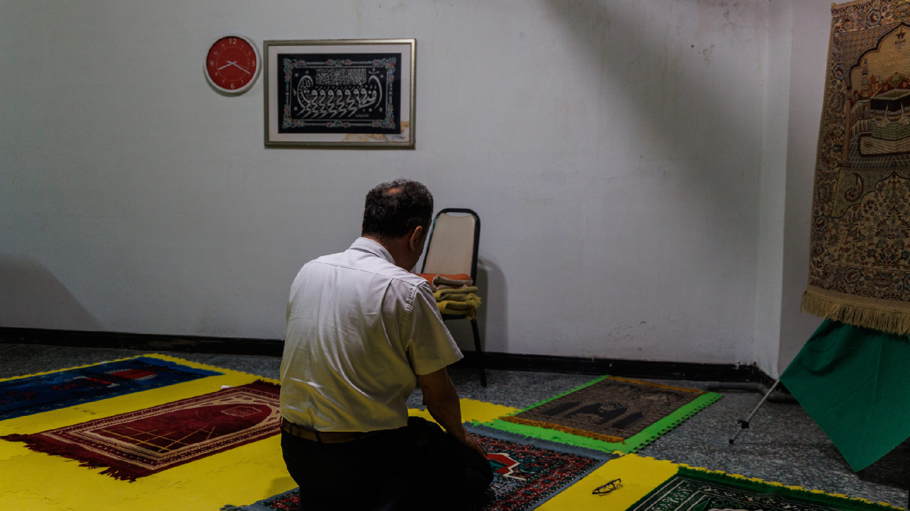 穆斯林餐廳老闆馬仁偉在餐廳地下室設置了禮拜場所，面朝麥加天房方向禮拜。（攝影／鄭宇辰）