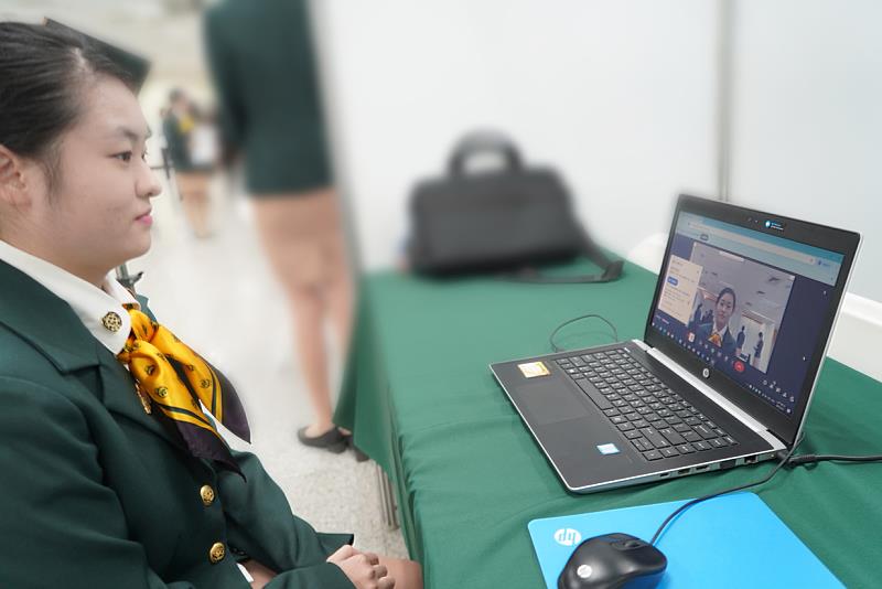 2025年3月，高雄餐旅大學安排學生與成田機場等5家日本業者進行視訊面試。（圖片來源／國立高雄餐旅大學／中央社）