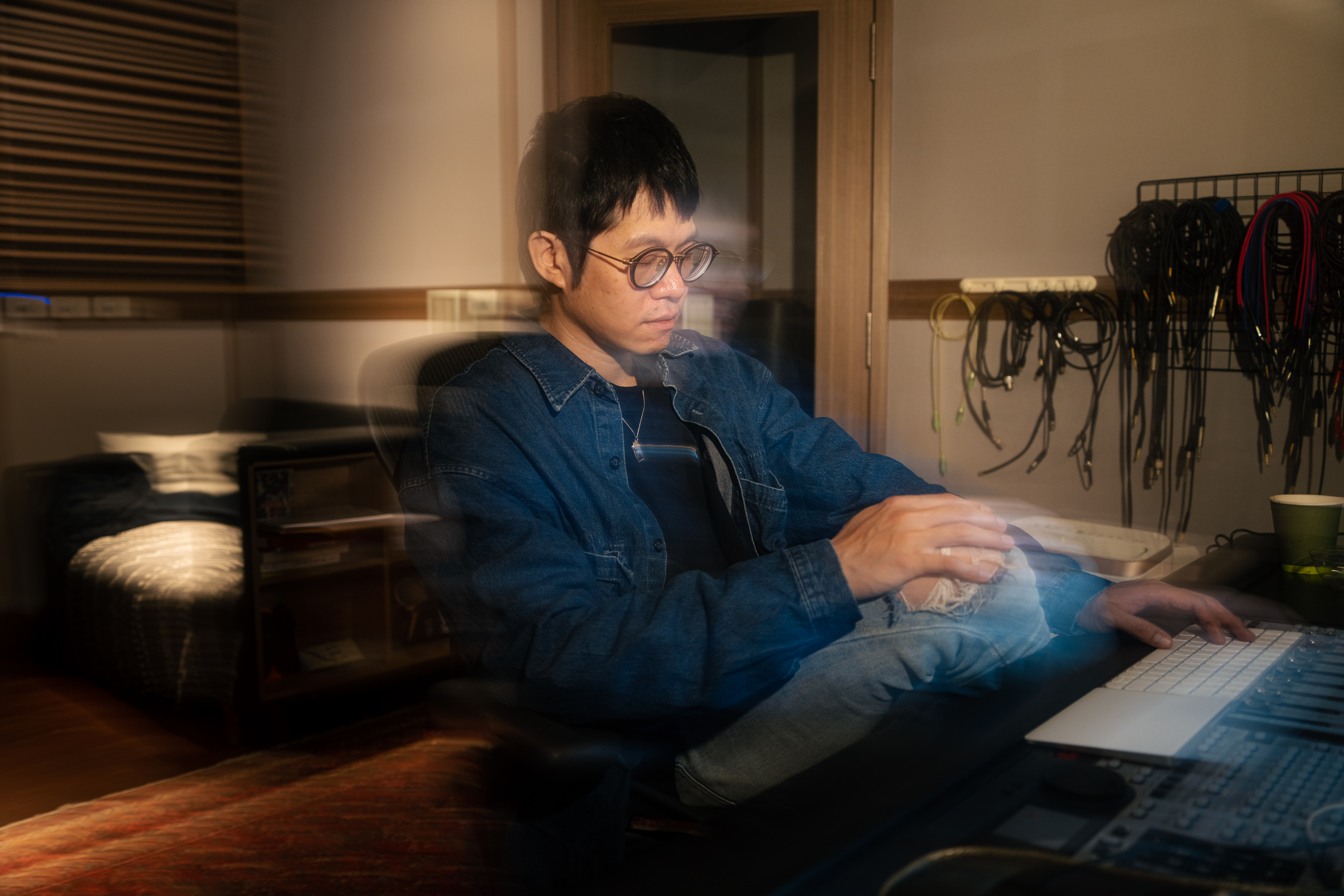 黃少雍從小在父親的要求下學習古典樂，即便年輕時興趣缺缺，但也培養出音感，對日後在音樂產業有許多幫助。（攝影／王崴漢）