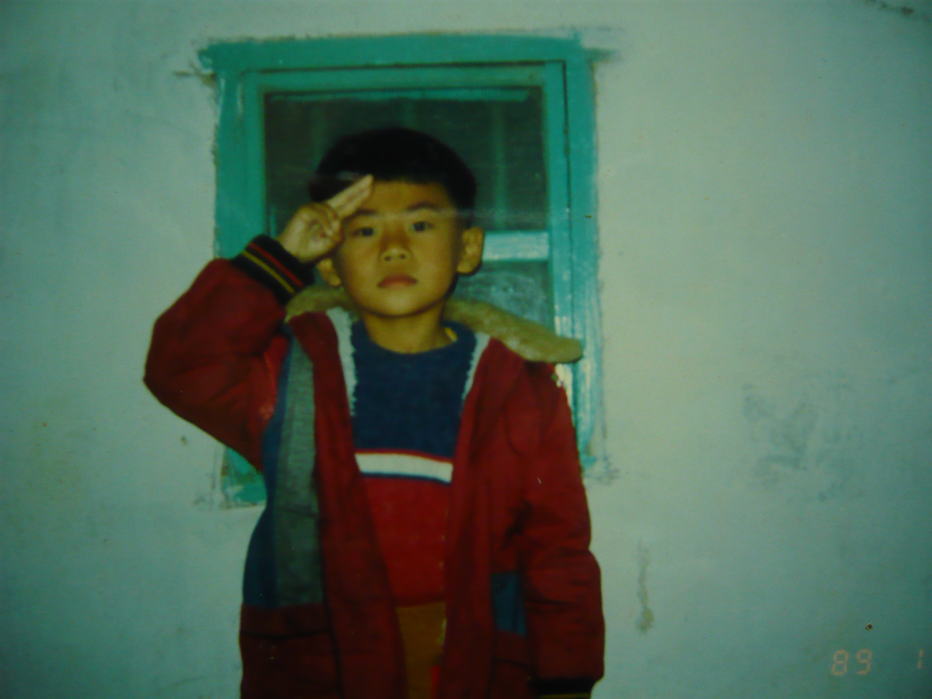 7歲的徐志雲與租金800元的家留下合影。（圖片提供／徐志雲）